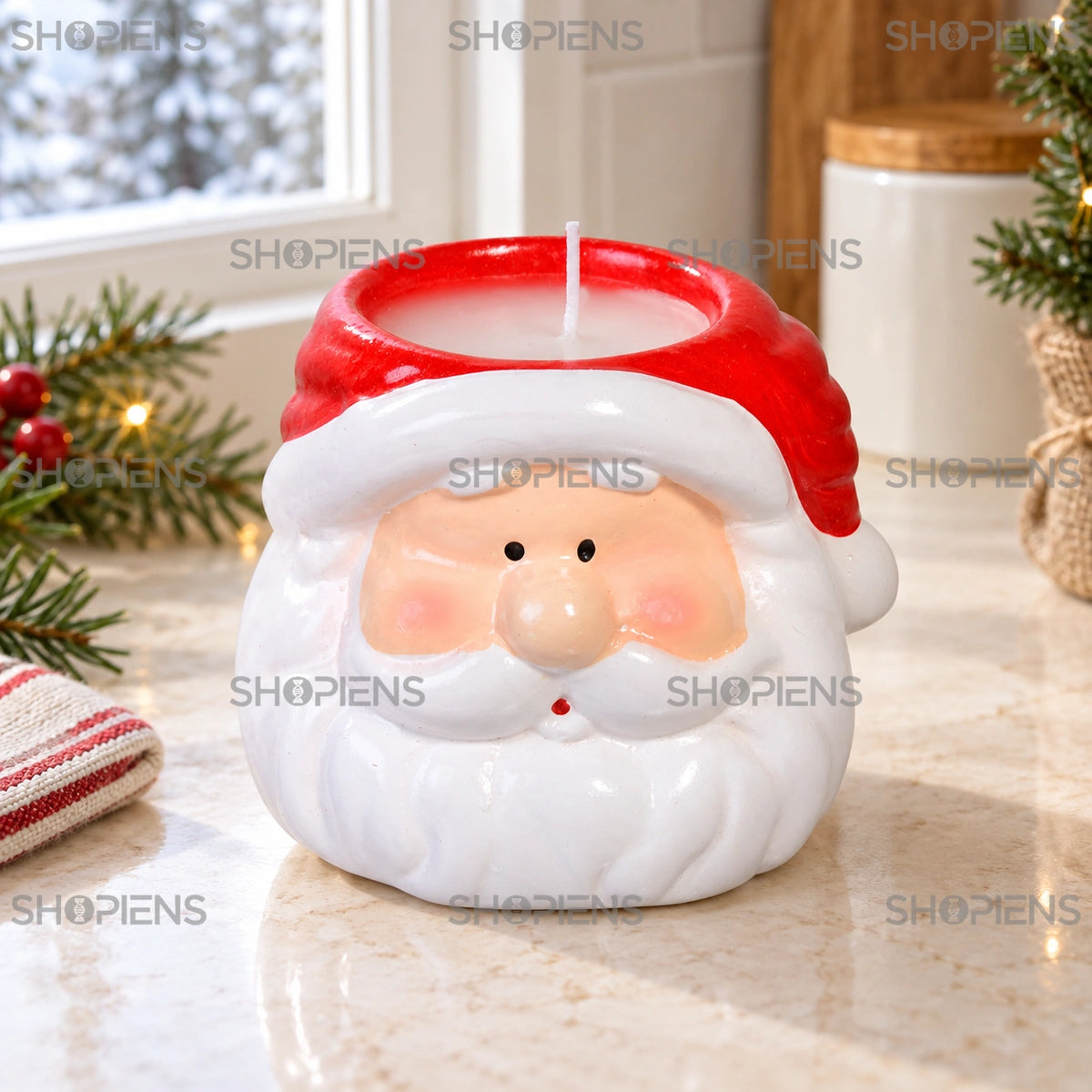 Lumânare în suport ceramic Moș Crăciun, 6 cm, lângă o fereastră într-un decor de iarnă | Shopiens®