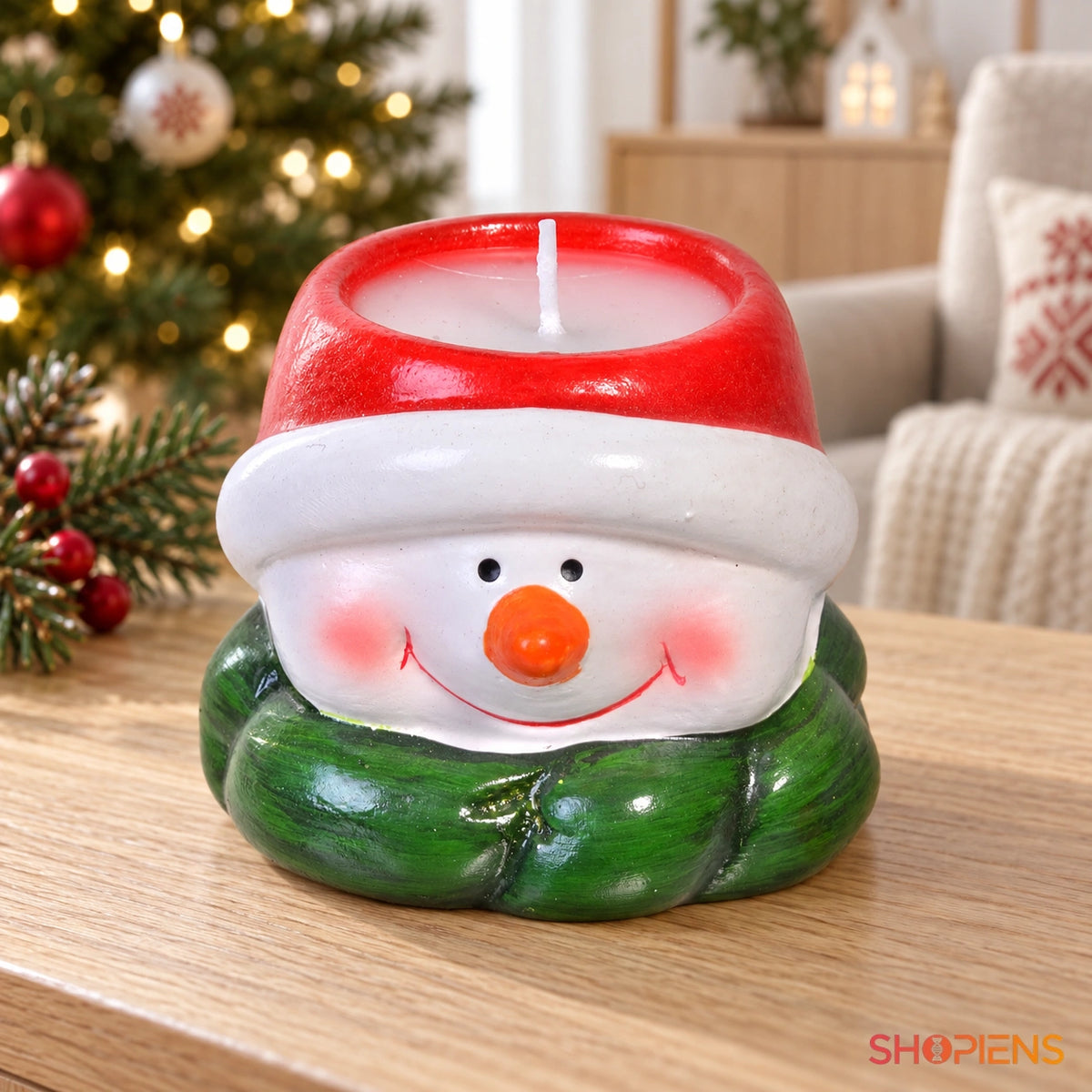 Lumânare om de zăpadă cu căciulă roșie, 6 cm, pe o comodă în decor de Crăciun | Shopiens®