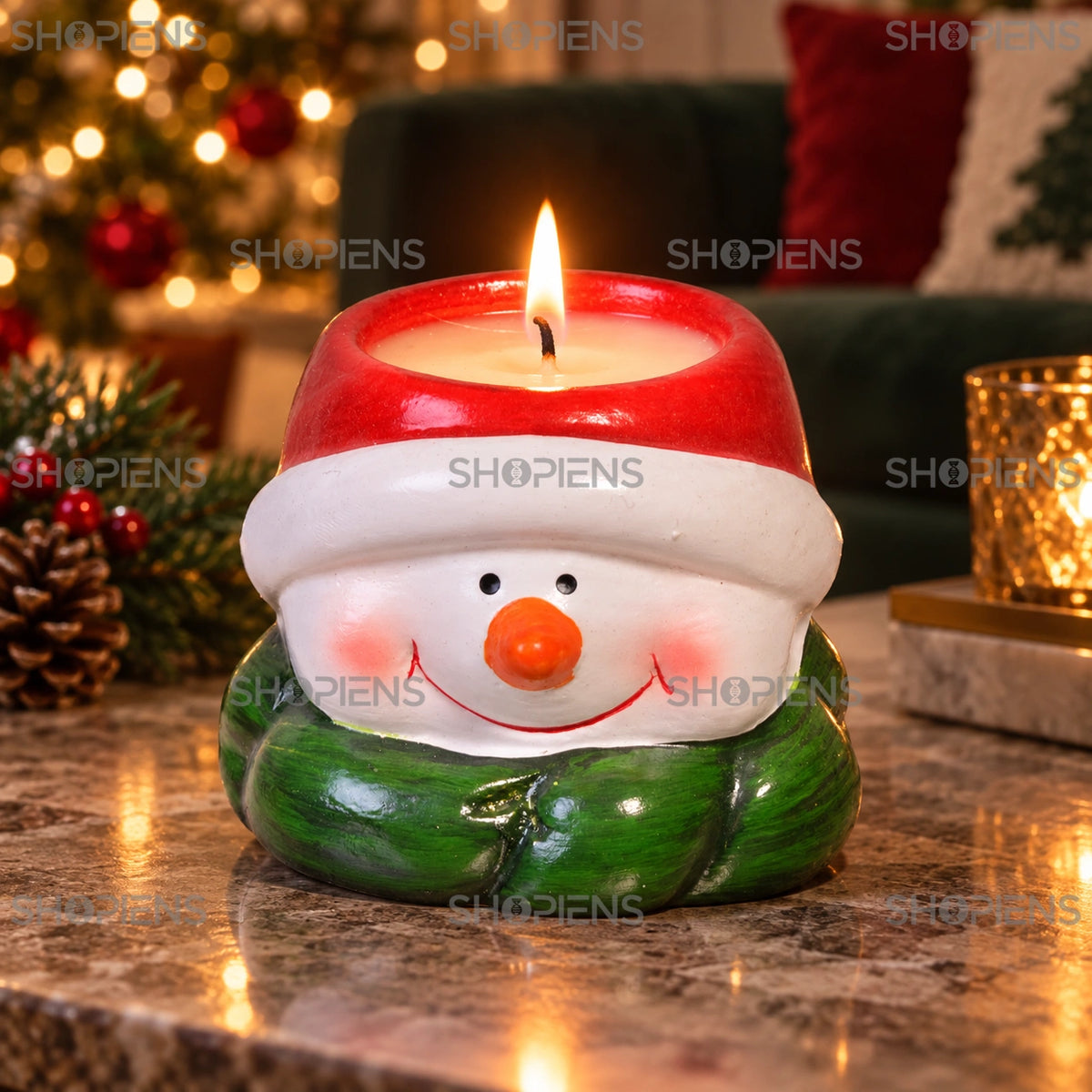 Lumânare om de zăpadă cu căciulă roșie, 6 cm, aprinsă pe o măsuță în decor festiv | Shopiens®