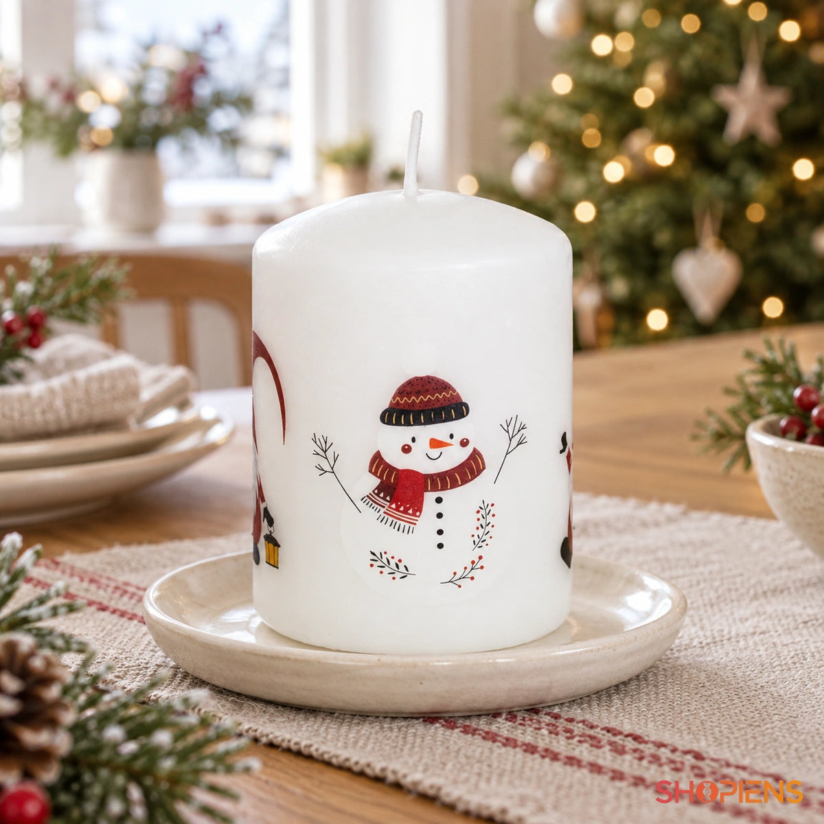 Lumânare albă cu om de zăpadă și gnomi, 8 cm, pe o masă de Crăciun în lumină naturală | Shopiens®