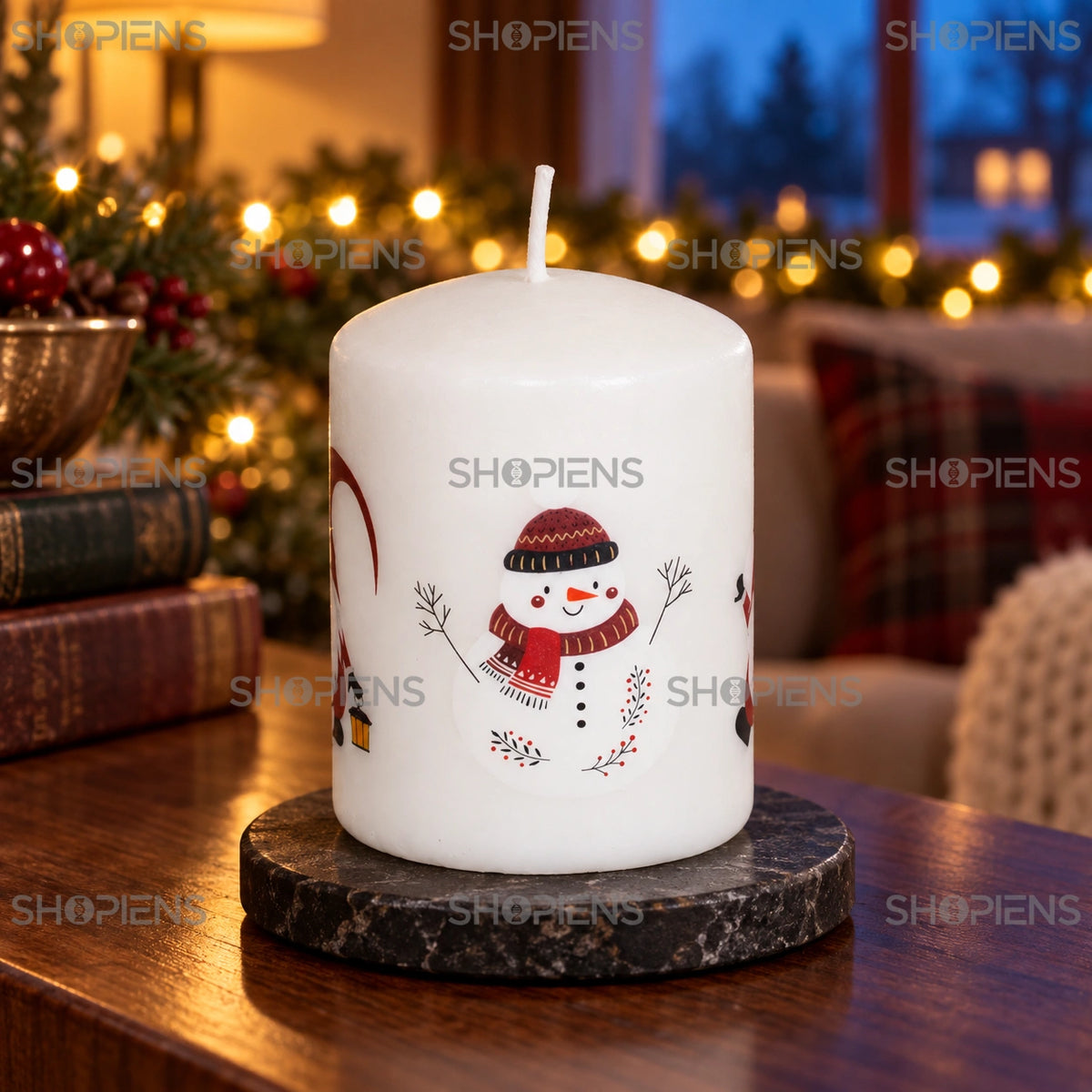 Lumânare albă cu om de zăpadă și gnomi, 8 cm, pe o consolă în decor festiv de seară | Shopiens®