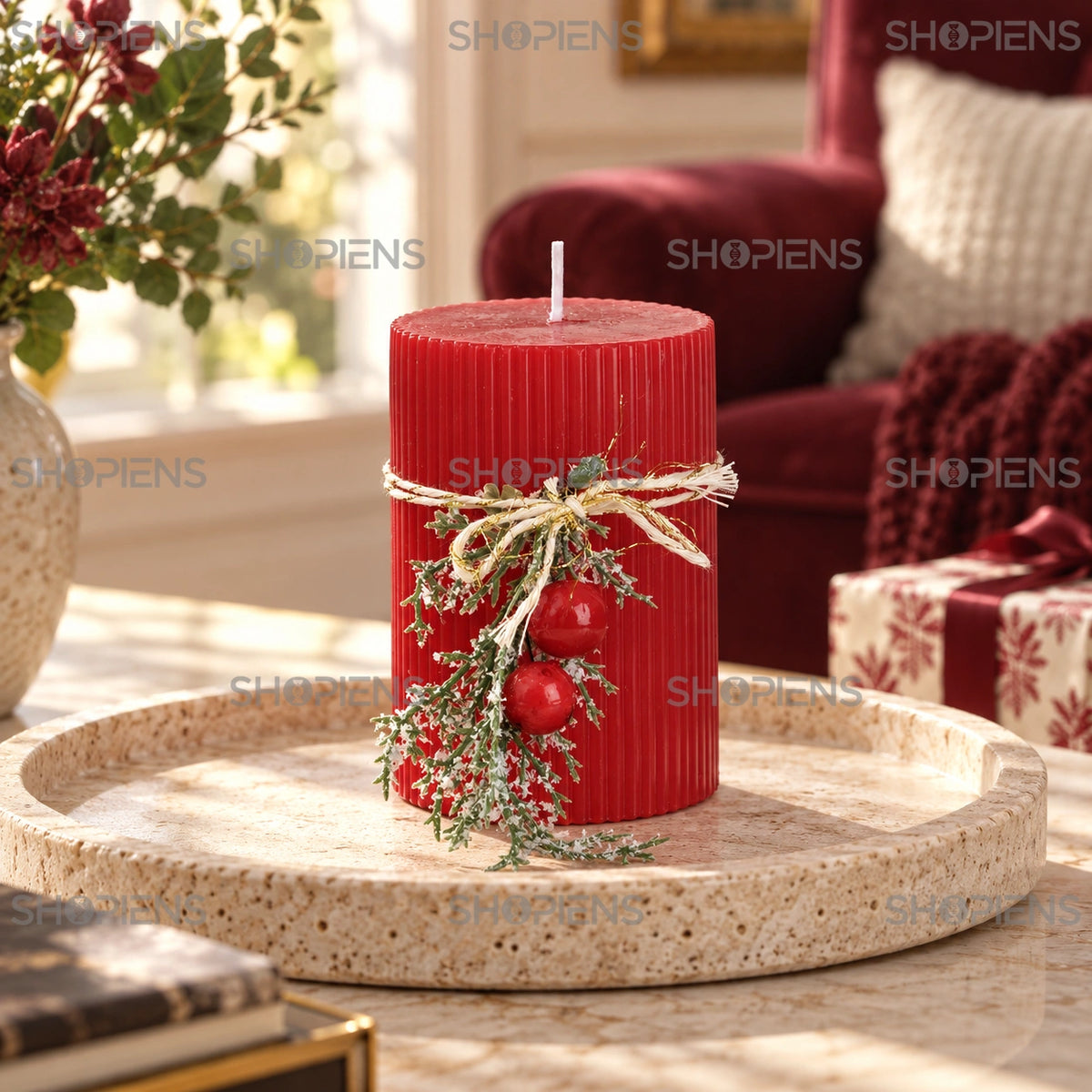 Lumânare decorativă cu buchet și relief vertical, 10 cm, pe o măsuță în living decorat de sărbători | Shopiens®