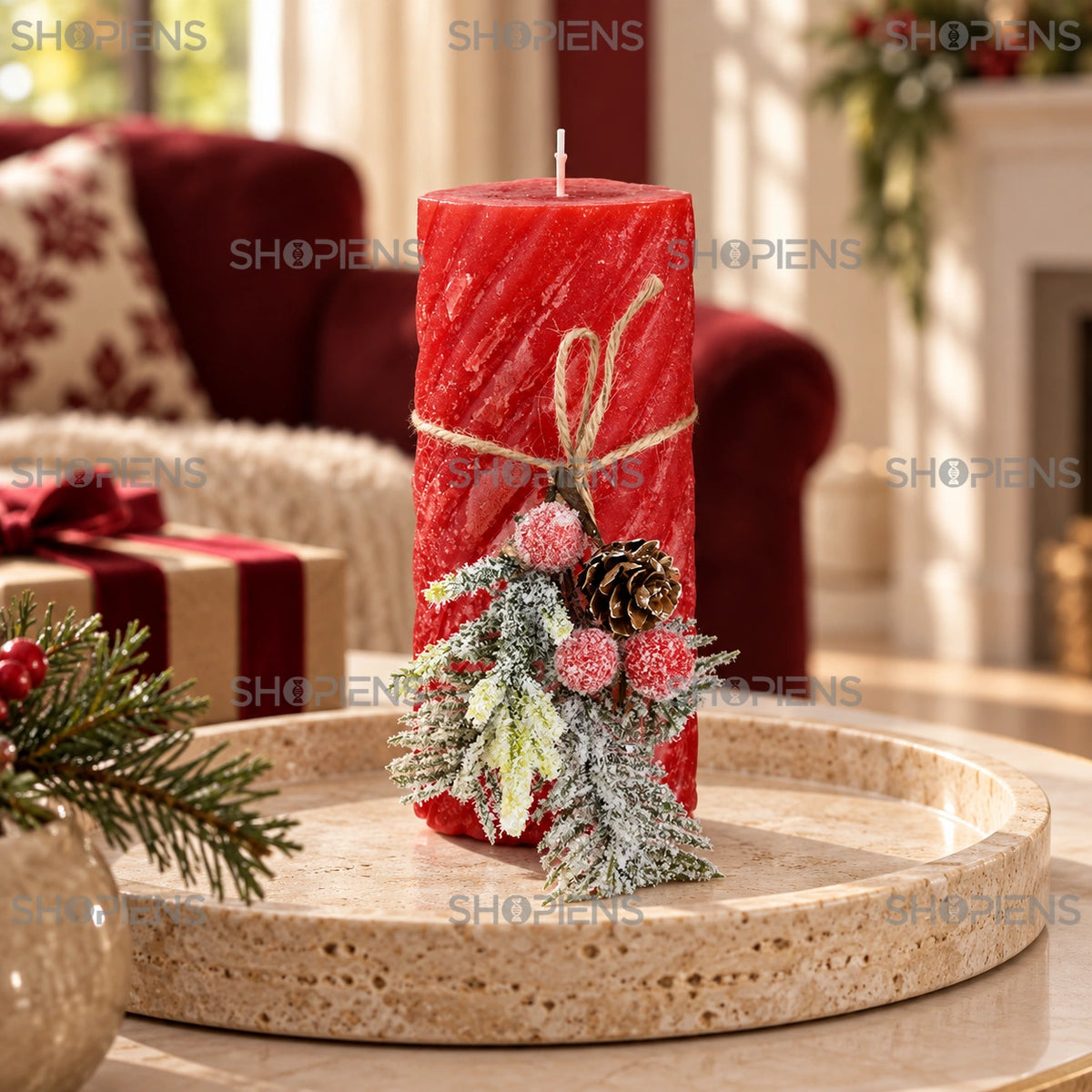 Lumânare de Crăciun roșie cu buchet nins, pe o măsuță în living decorat de sărbători | Shopiens®