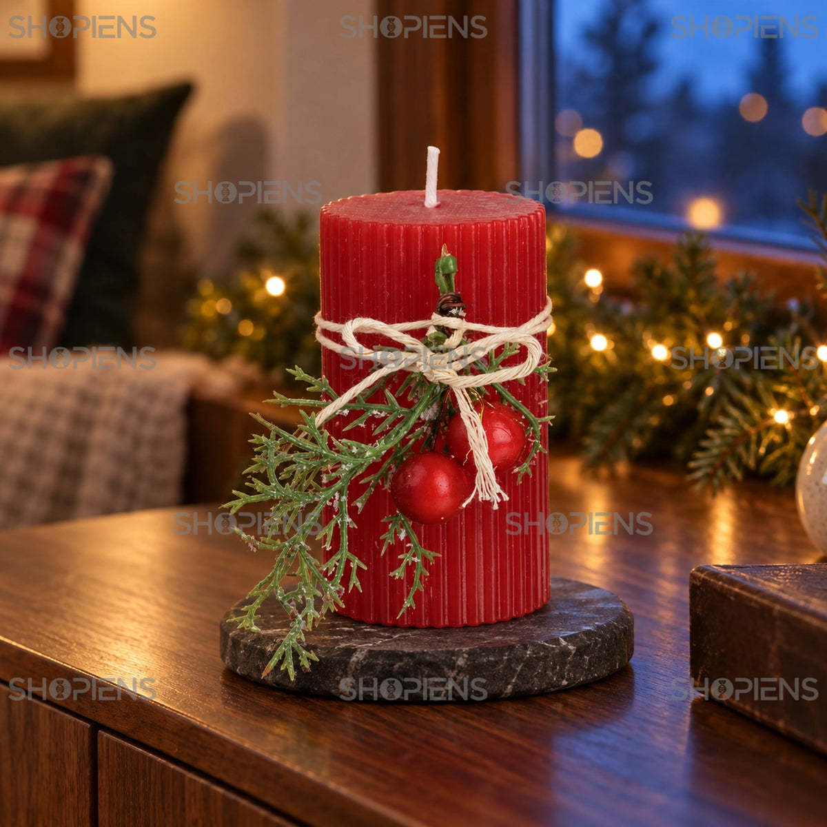 Lumânare roșie cu striații și buchet de vâsc, 9 cm, pe o consolă lângă fereastră în decor festiv | Shopiens®