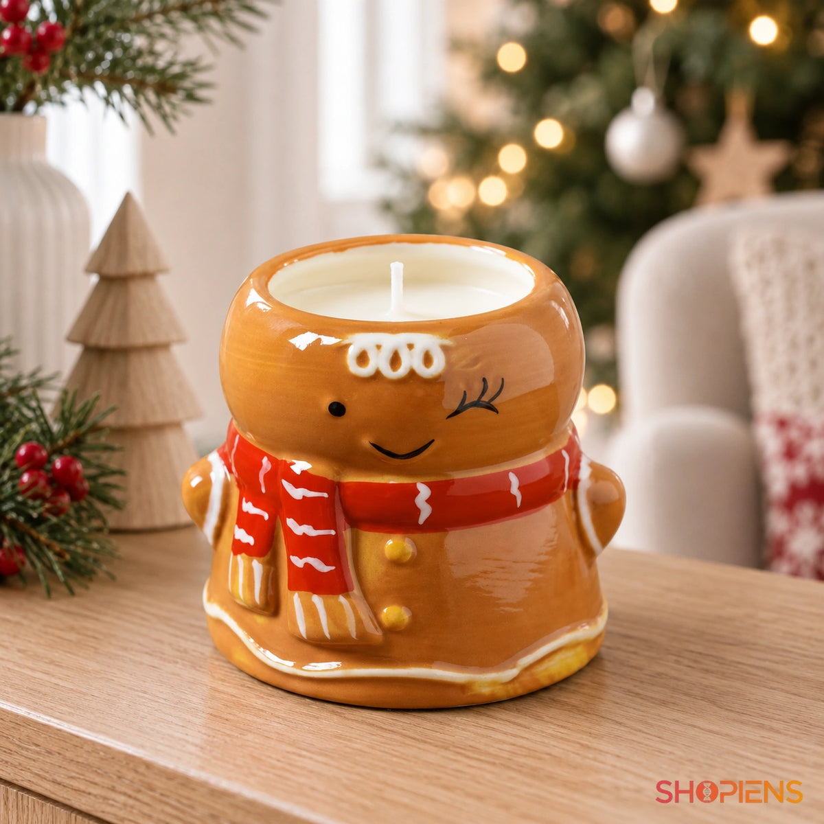 Lumânare parfumată în suport om de turtă dulce, pe o comodă în decor de Crăciun | Shopiens®