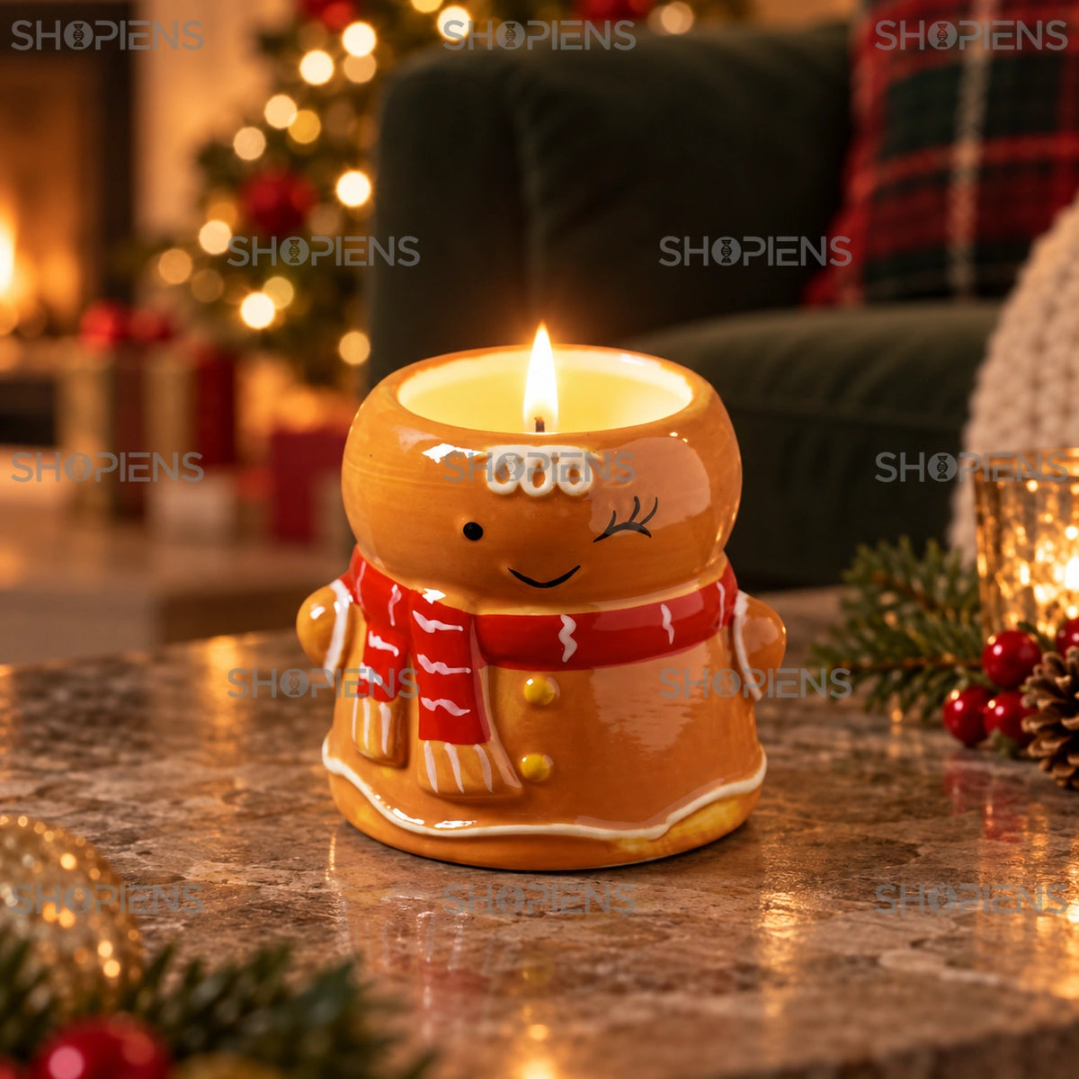 Lumânare parfumată în suport om de turtă dulce, aprinsă pe o măsuță în decor festiv | Shopiens®