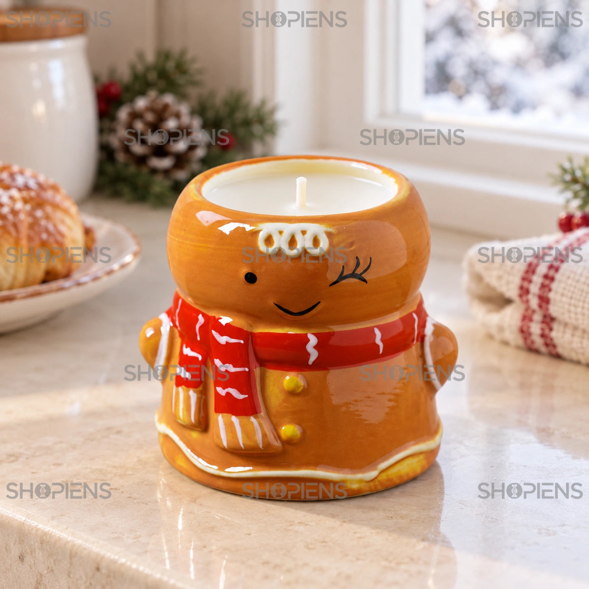 Lumânare parfumată în suport om de turtă dulce, lângă o fereastră într-un decor de iarnă | Shopiens®