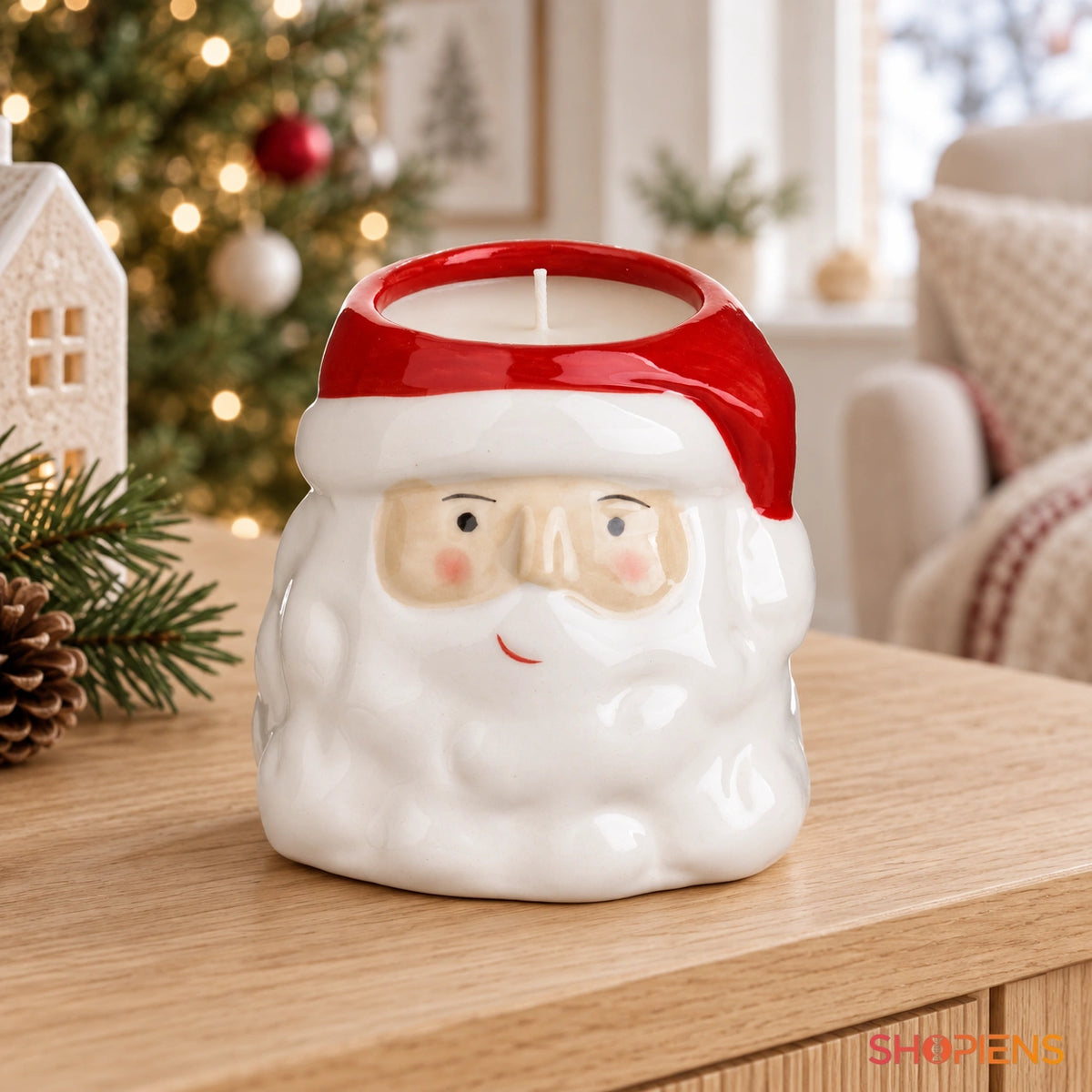 Lumânare cu vanilie în suport Moș Crăciun, 9 cm, pe o comodă în decor de Crăciun | Shopiens®