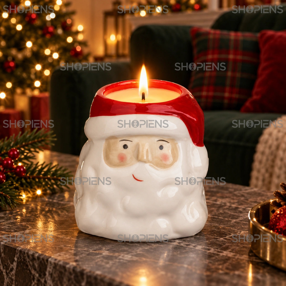 Lumânare cu vanilie în suport Moș Crăciun, 9 cm, aprinsă pe o măsuță în decor festiv | Shopiens®