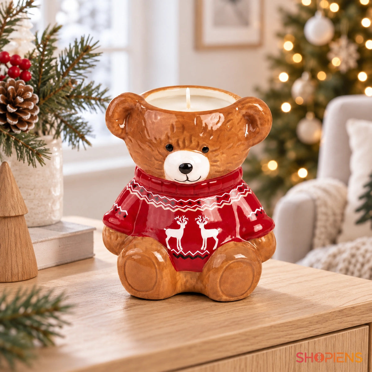 Lumânare cu vanilie în ursuleț ceramic cu pulover, pe o comodă în decor de Crăciun | Shopiens®