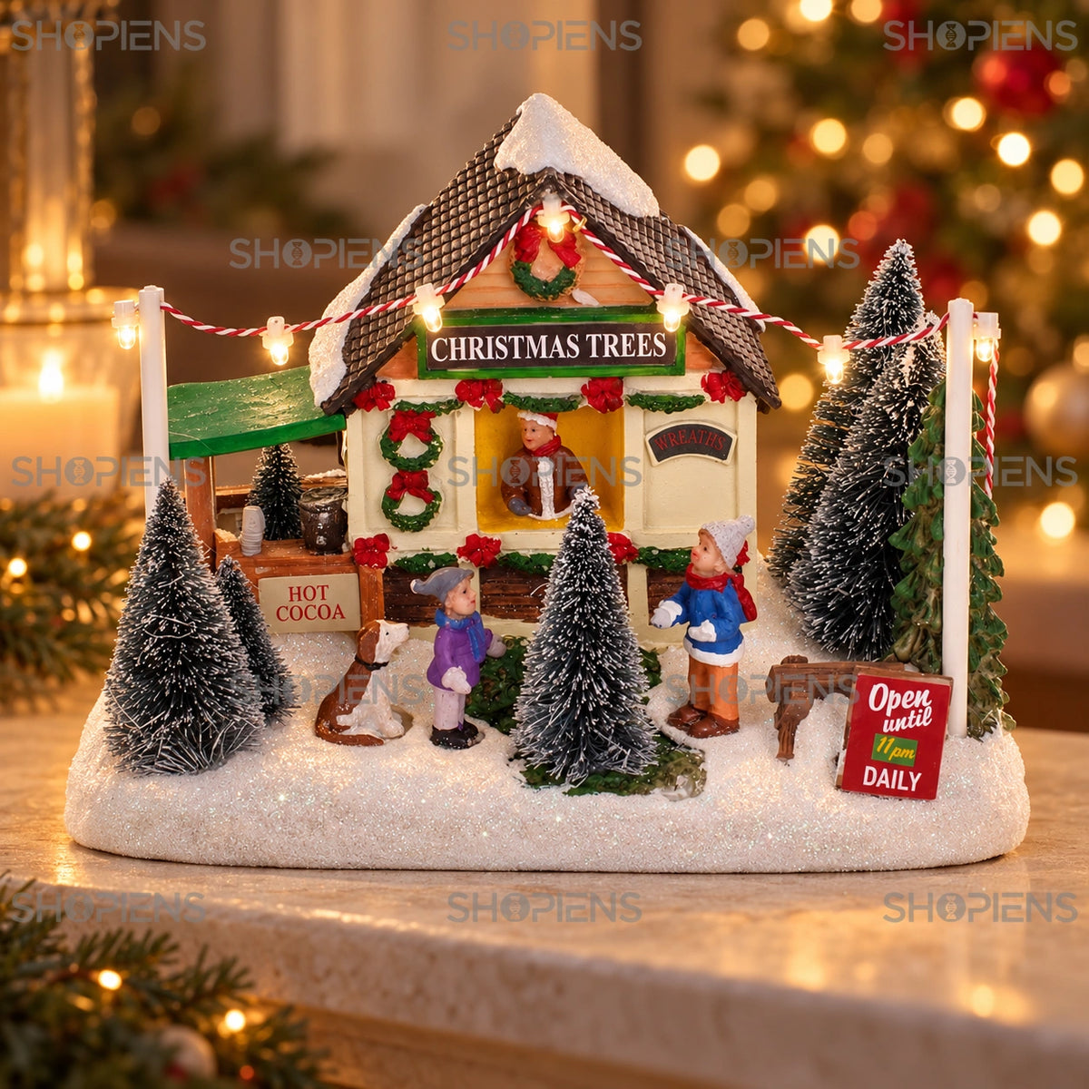 Magazin de brazi cu copii, cățeluș și lumini, 19 cm pe șemineu, într-un decor de seară cu lumini de Crăciun | Shopiens®