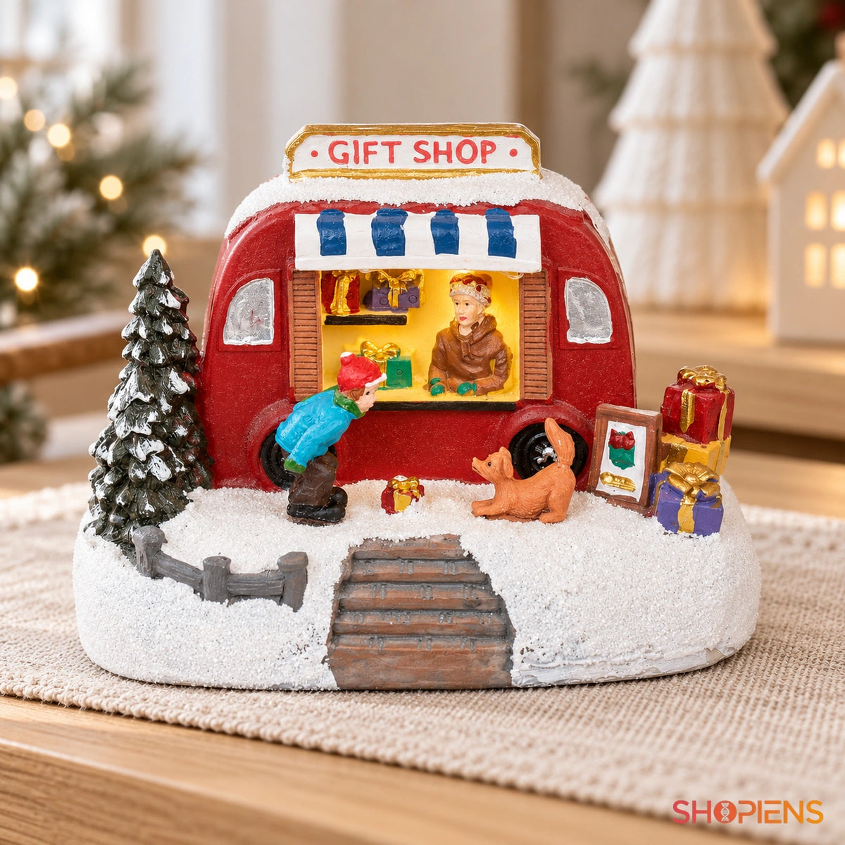 Magazin de cadouri cu figurine și lumină LED, 13 cm pe o consolă, într-un decor festiv în lumină naturală | Shopiens®