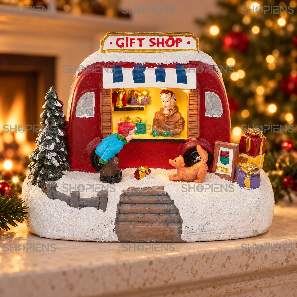 Magazin de cadouri cu figurine și lumină LED, 13 cm pe șemineu, într-un decor de seară cu lumini de Crăciun | Shopiens®