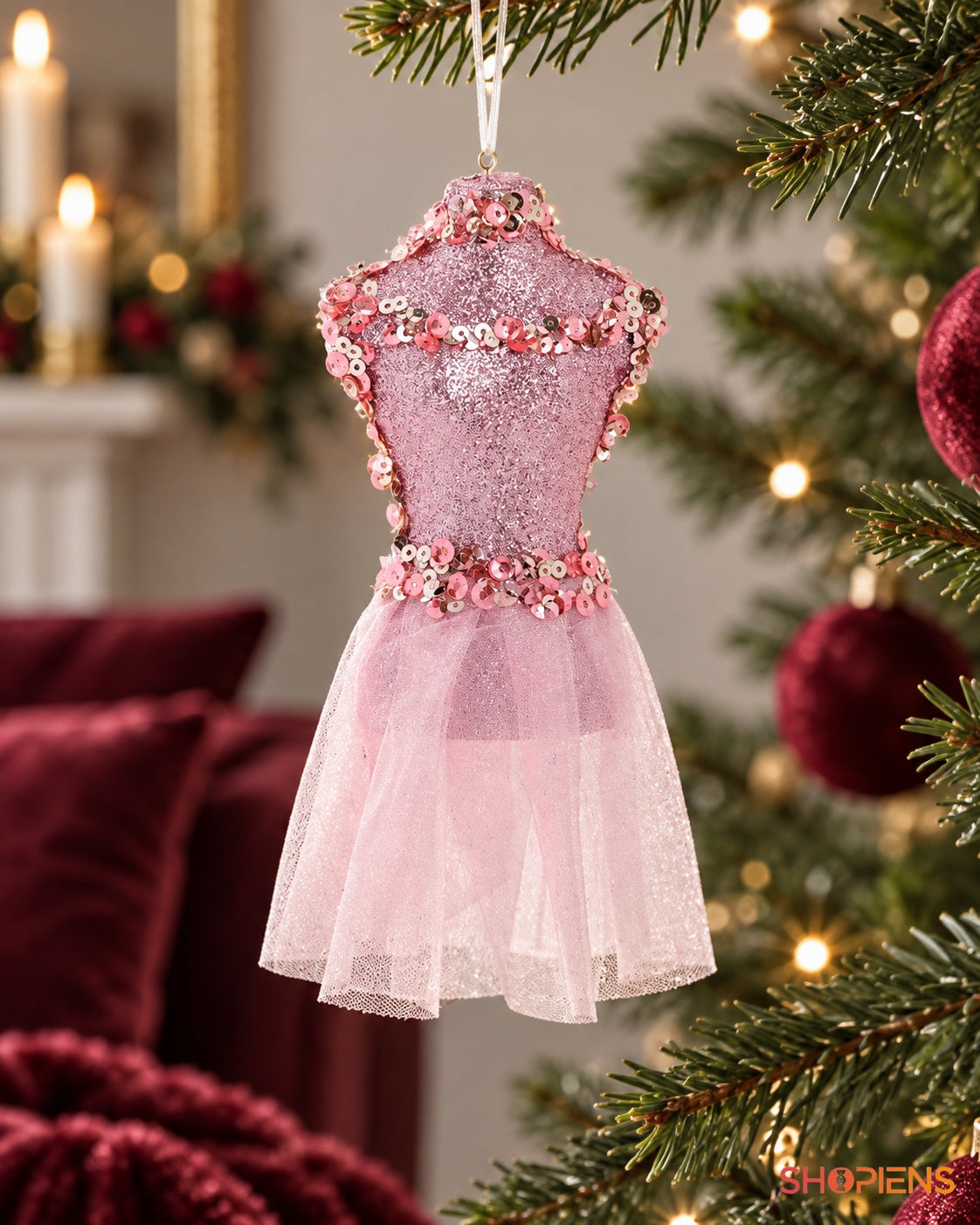 Manechin decorativ roz cu tul și paiete suspendat în decor de Crăciun – Shopiens