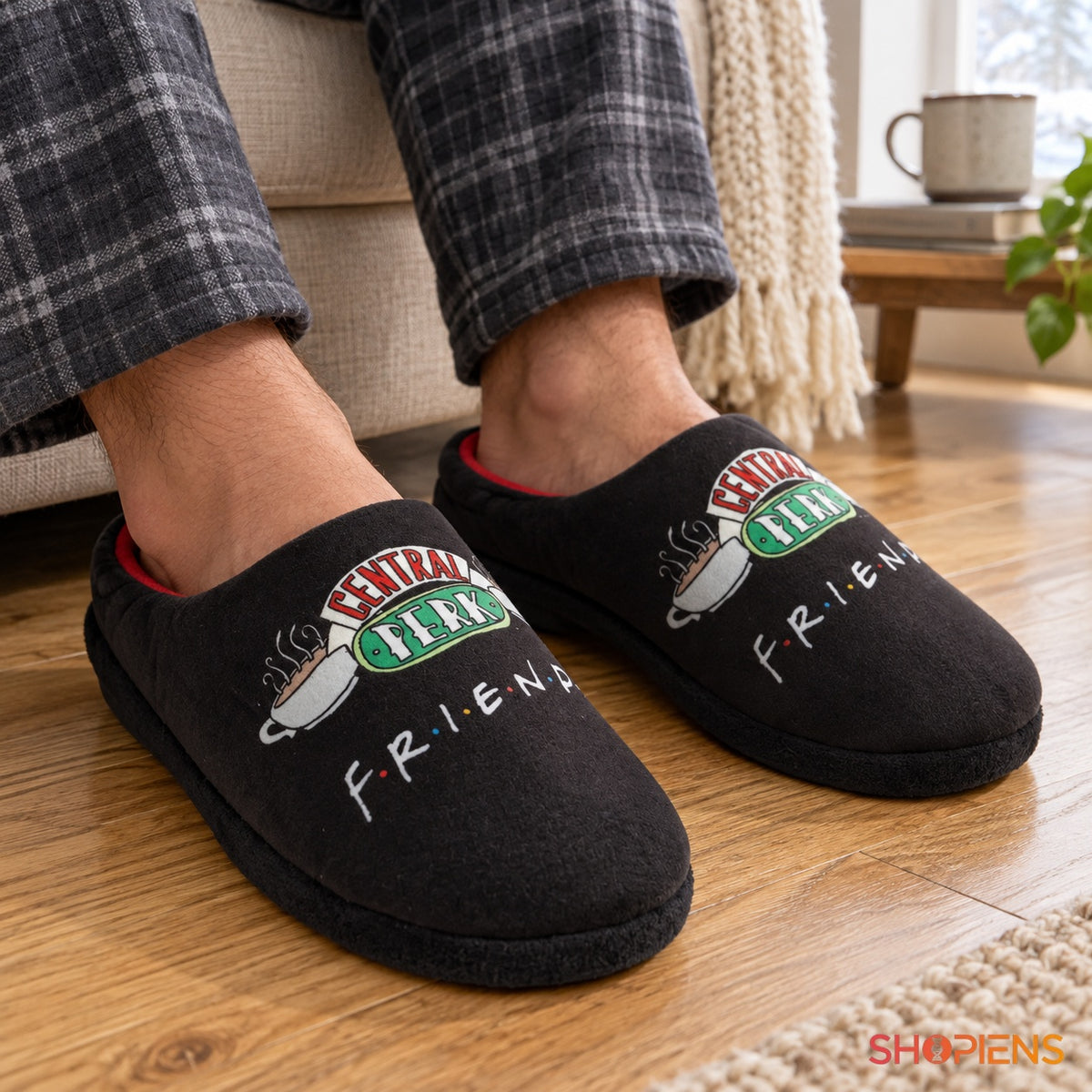 Papuci Friends negri cu interior roșu — în decor de casă, mărimea 41-42