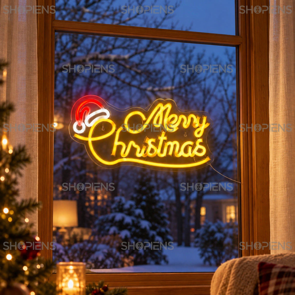 Panou neon cu mesaj Merry Christmas, 42,7 cm, montat pe geamul livingului cu perdele de in | Shopiens®