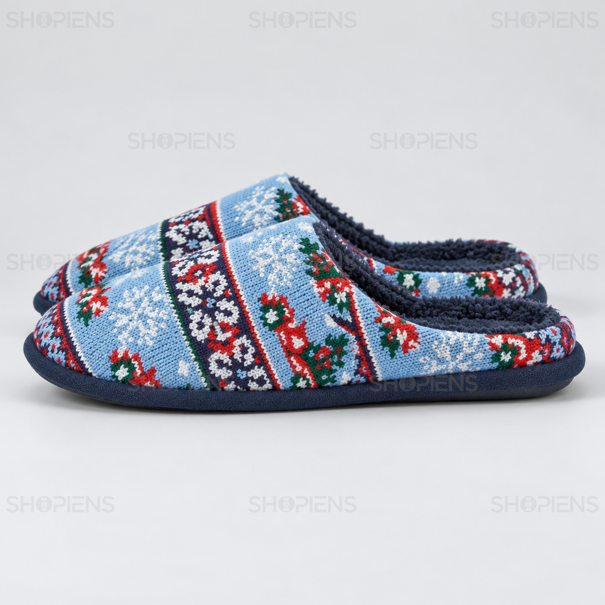 Papuci bleu jacquard cu camioane și căptușeală pufoasă, vedere din profil stânga pe fundal gri deschis | Shopiens®