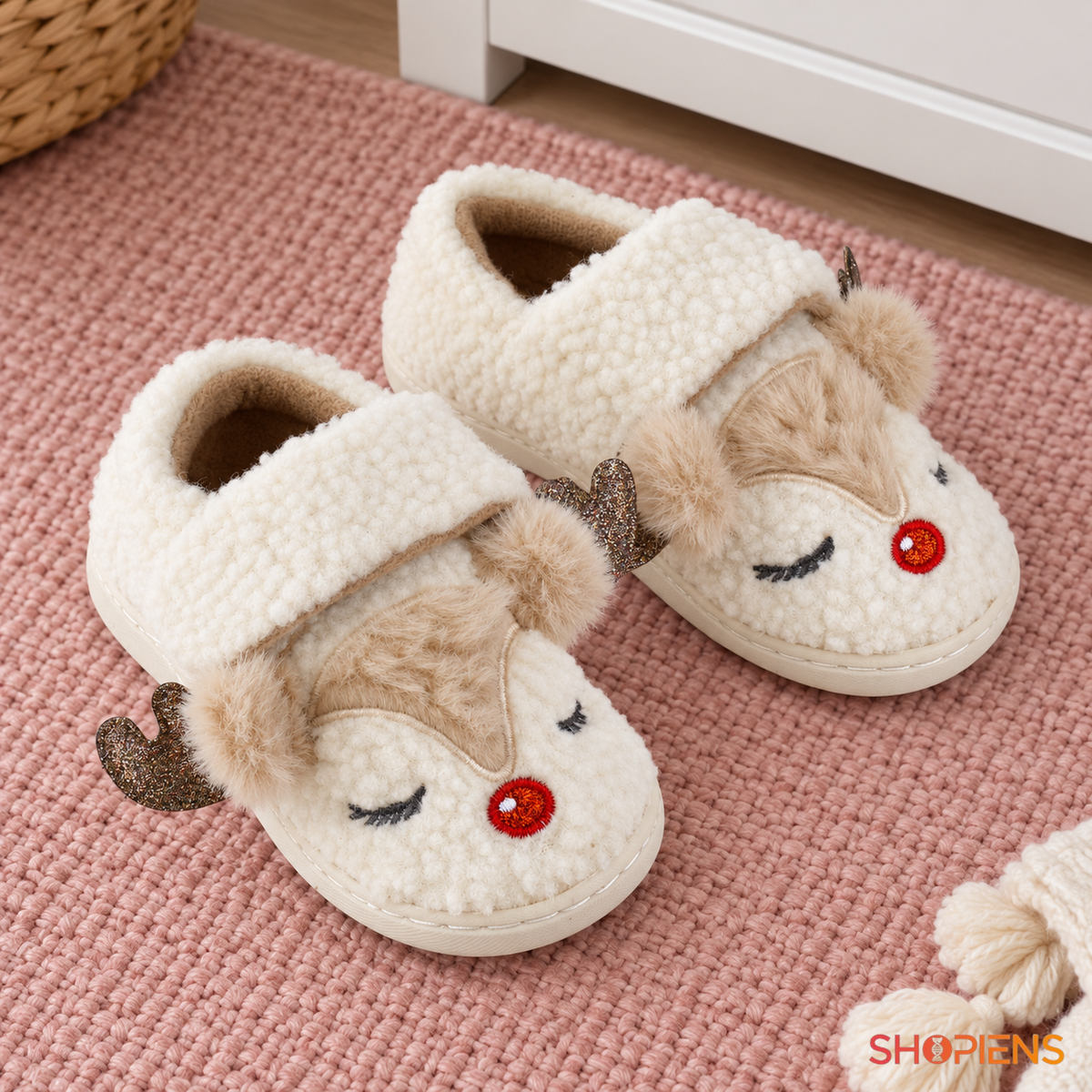 Papuci bej pentru copii cu ren 3D și bandă cu scai, pereche nepurtată în decor de interior, decor neinclus pentru mărimea 23-24 | Shopiens®