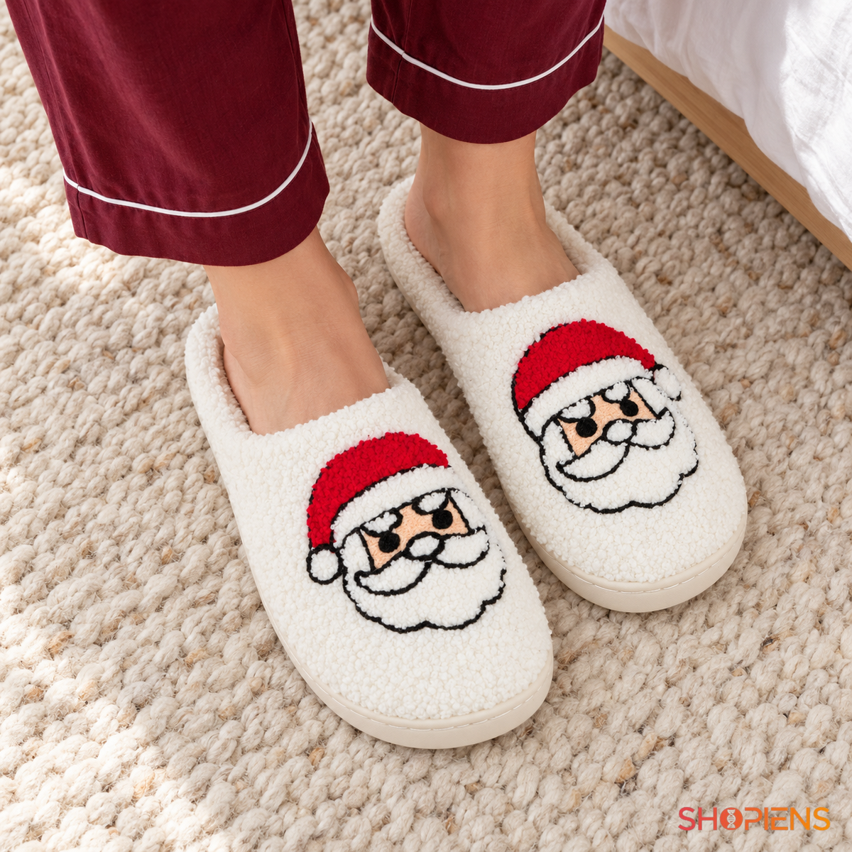 Papuci ecru cu Moș Crăciun și talpă întărită – în decor de casă, mărimea 38-39 | Shopiens®
