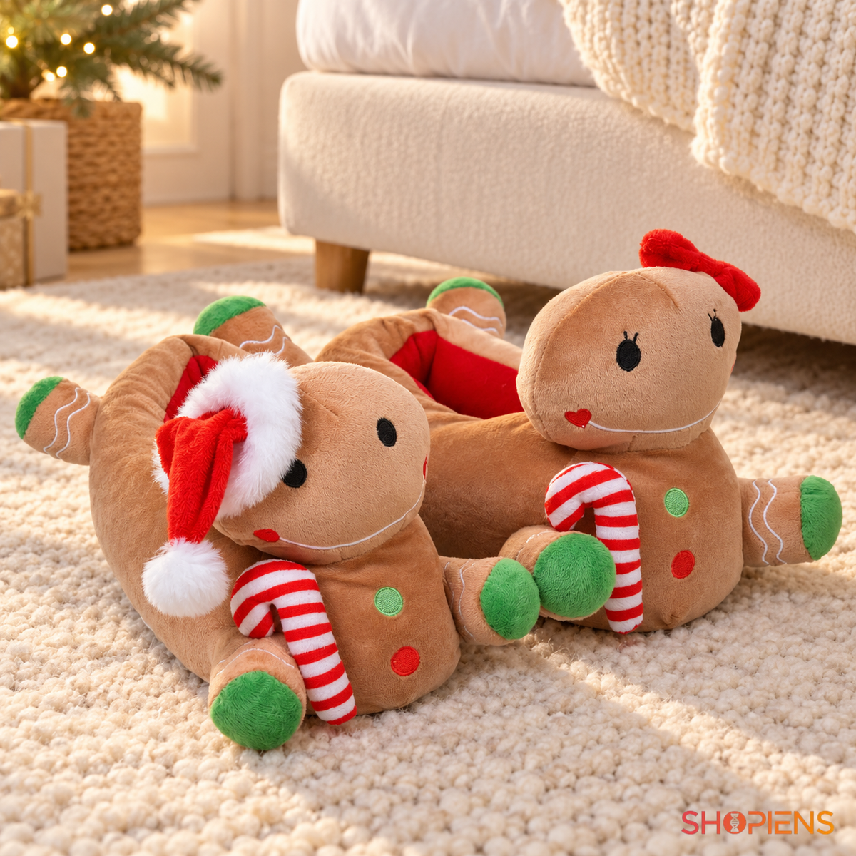 Papuci maro cu personaje 3D din turtă dulce, pereche nepurtată în decor de interior, decor neinclus | Shopiens®