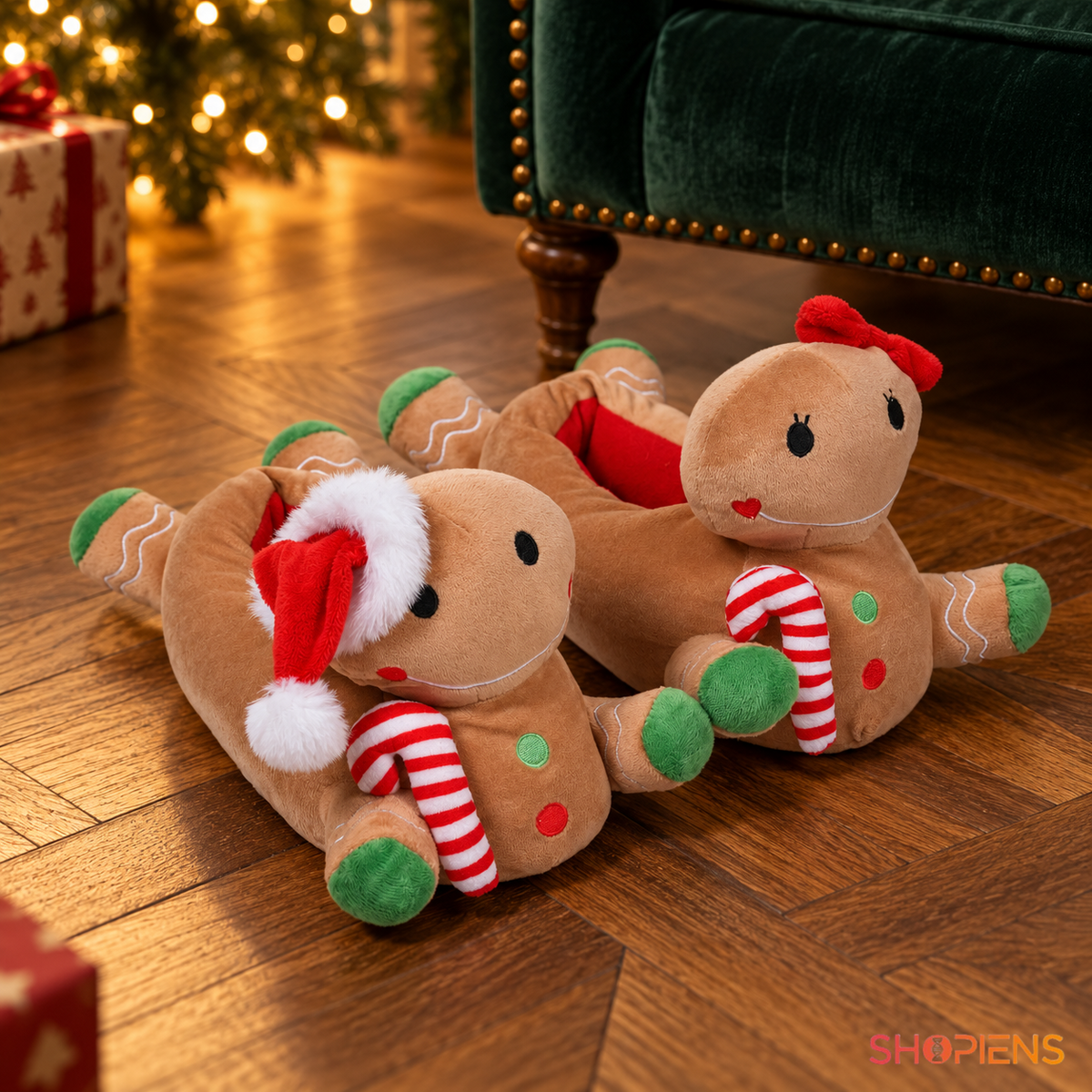Papuci maro cu personaje 3D din turtă dulce, mărimea 37-38, lângă un fotoliu verde, decor neinclus | Shopiens®
