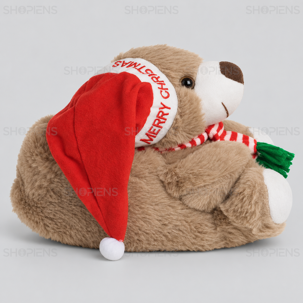 Papuci maro cu ursuleți 3D, căciulă roșie și fular, vedere din profil dreapta pe fundal gri deschis | Shopiens®