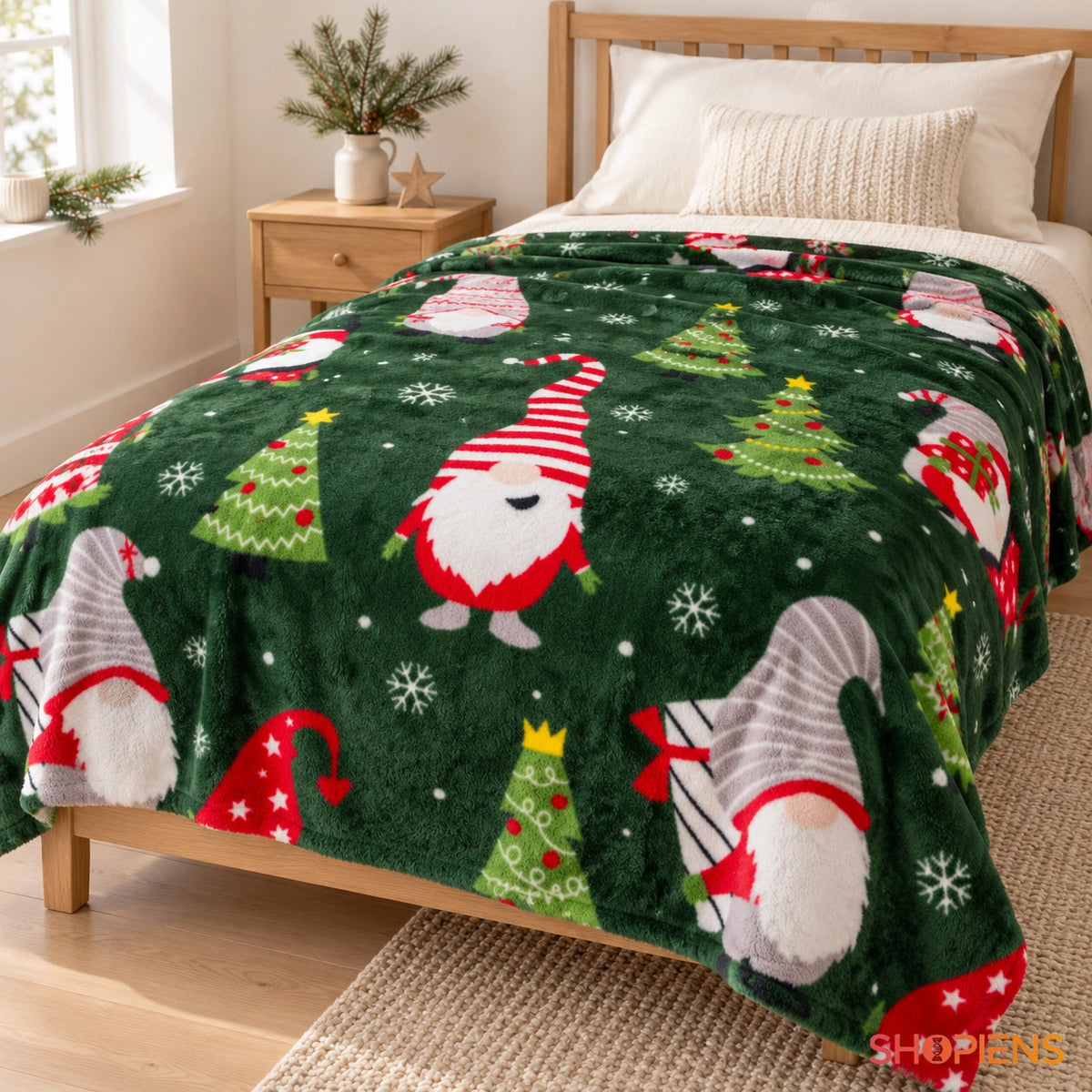 Pătură verde cu gnomi, 200 × 150 cm, așezată pe pat în dormitor | Shopiens®