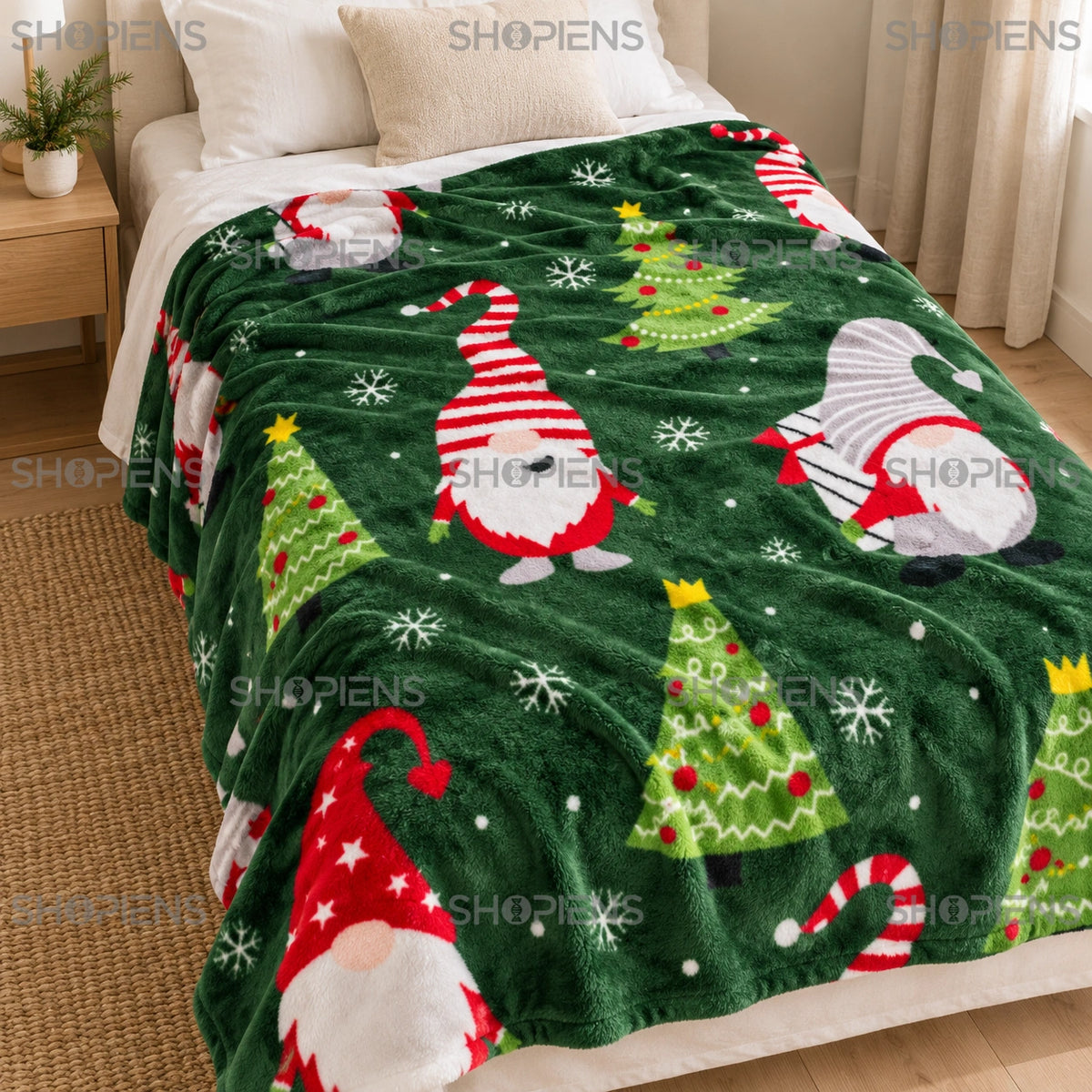 Vedere din unghi a păturii verzi cu gnomi de 200 × 150 cm pe pat | Shopiens®