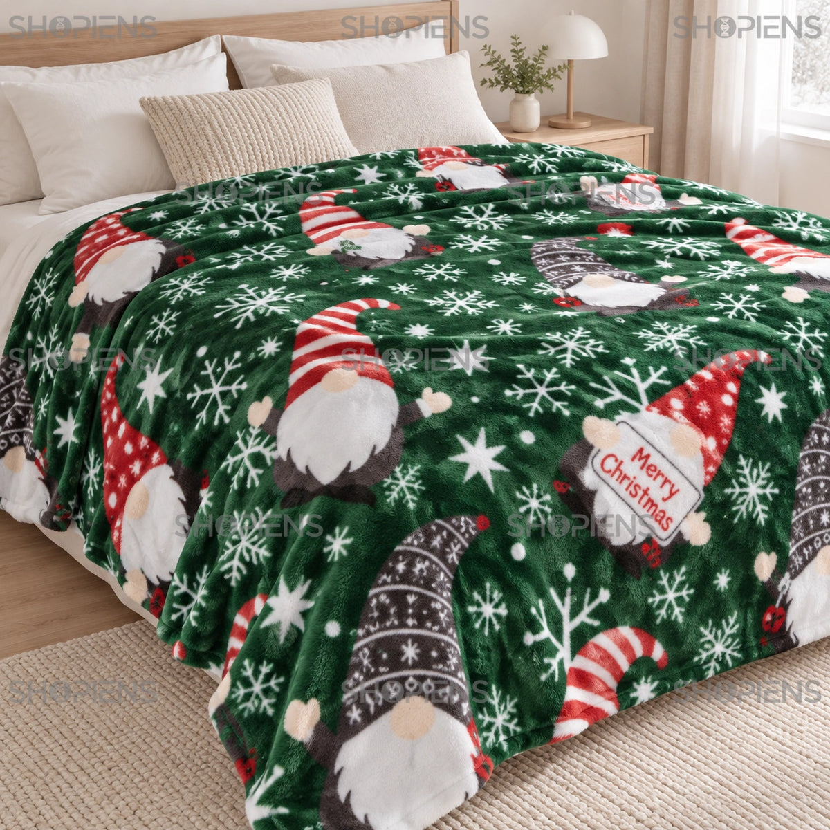 Vedere din unghi a păturii verzi cu gnomi de 200 × 220 cm pe pat | Shopiens®