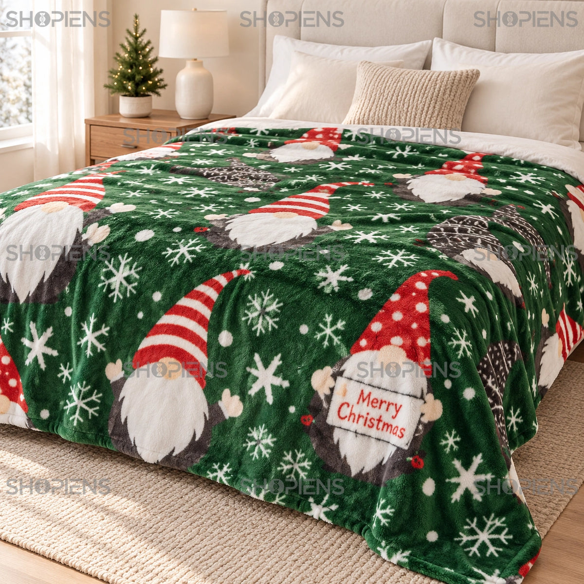 Detaliu al imprimeului păturii verzi cu gnomi, 200 × 220 cm, în decor de dormitor | Shopiens®