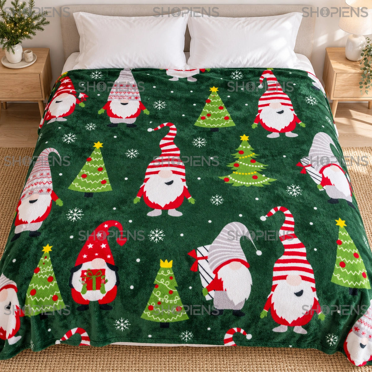 Vedere din unghi a păturii verzi cu gnomi de 220 × 200 cm pe pat | Shopiens®