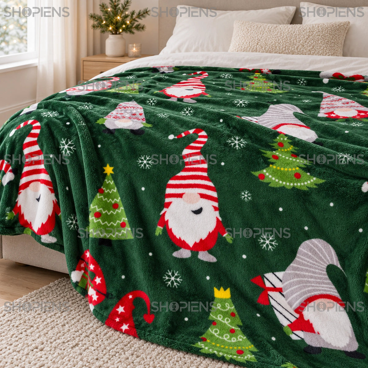 Detaliu al imprimeului păturii verzi cu gnomi, 220 × 200 cm, în decor de dormitor | Shopiens®