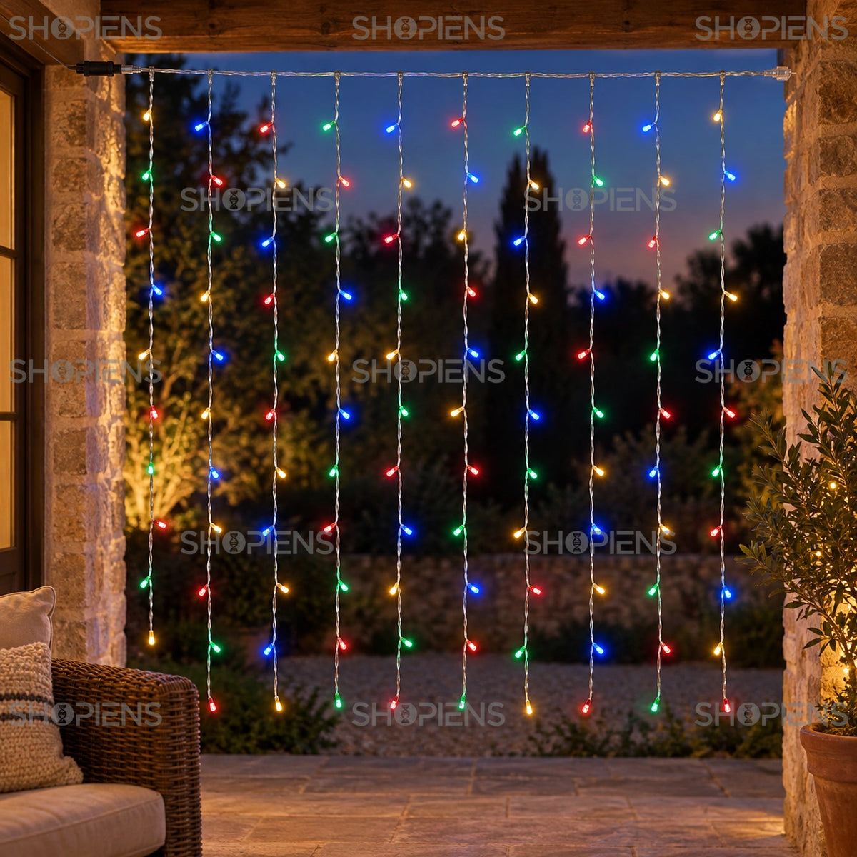 Perdea multicoloră cu 100 LED-uri, 1,5 × 1,5 m, interconectabilă, pe o verandă din piatră | Shopiens®