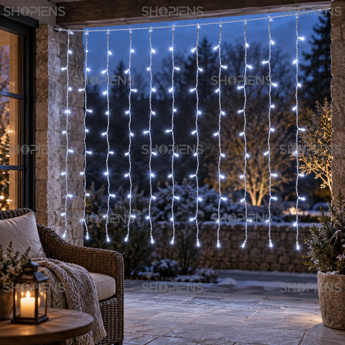 Perdea luminoasă cu 100 LED-uri alb rece, 1,5 × 1,5 m, pe o verandă din piatră | Shopiens®