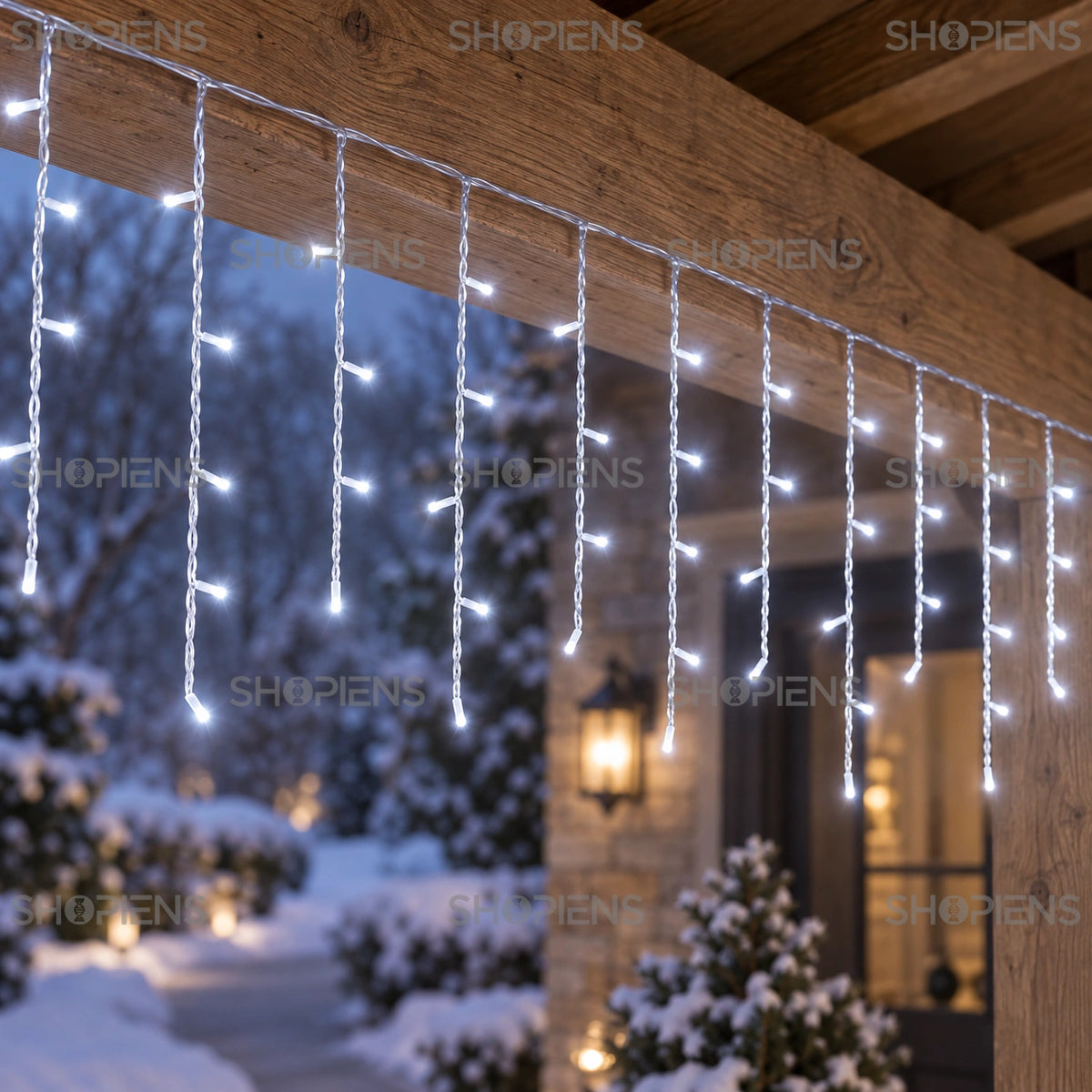 Perdea cu 144 LED-uri alb rece și cablu transparent, sub o grindă de verandă din stejar | Shopiens®