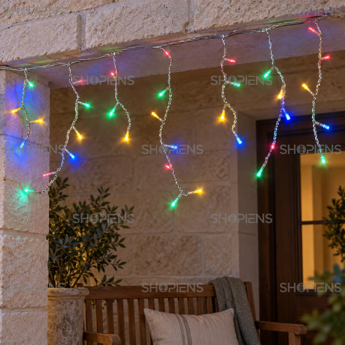 Perdea cu 144 LED-uri multicolore și cablu transparent, într-o intrare acoperită cu bancă | Shopiens®