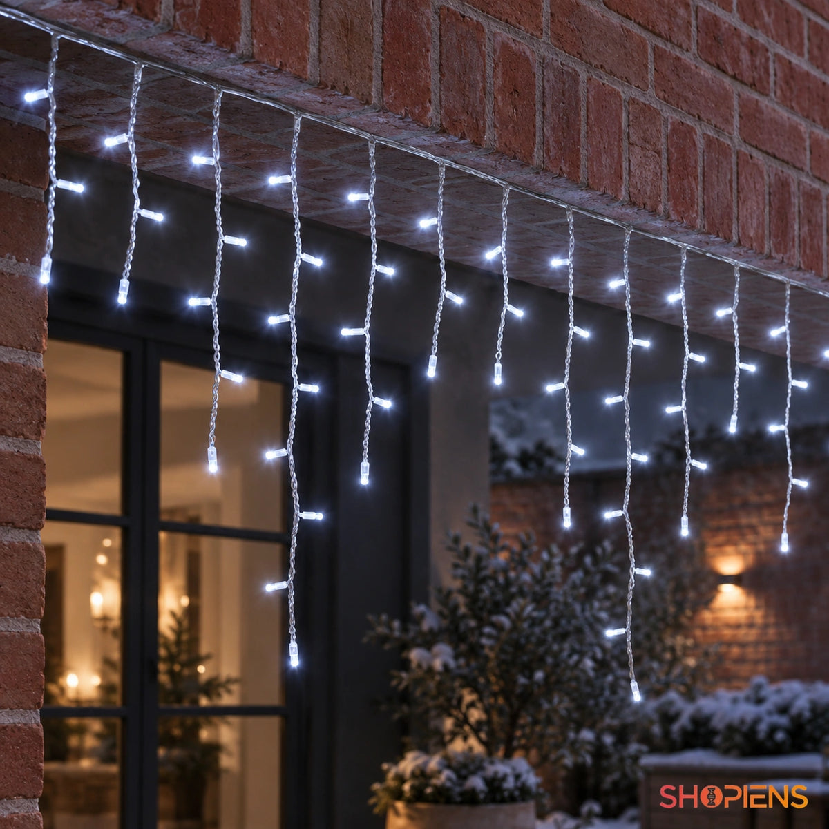 Perdea cu 200 LED-uri alb rece și cablu transparent, pe o terasă din cărămidă | Shopiens®