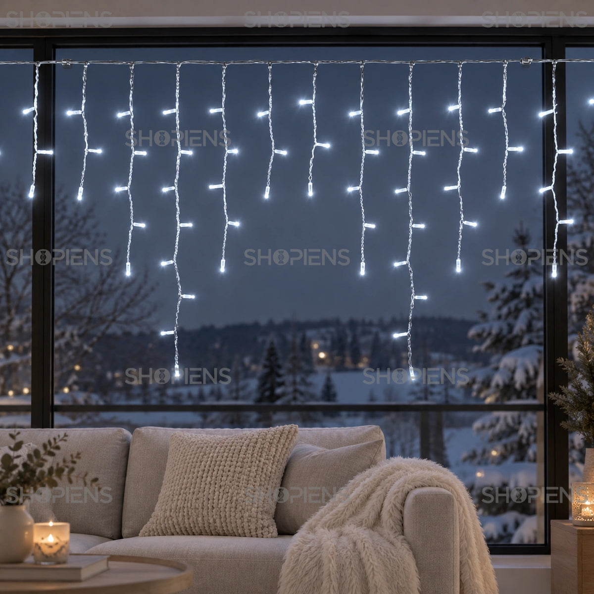 Perdea cu 200 LED-uri alb rece și cablu transparent, la o fereastră cu ramă neagră | Shopiens®