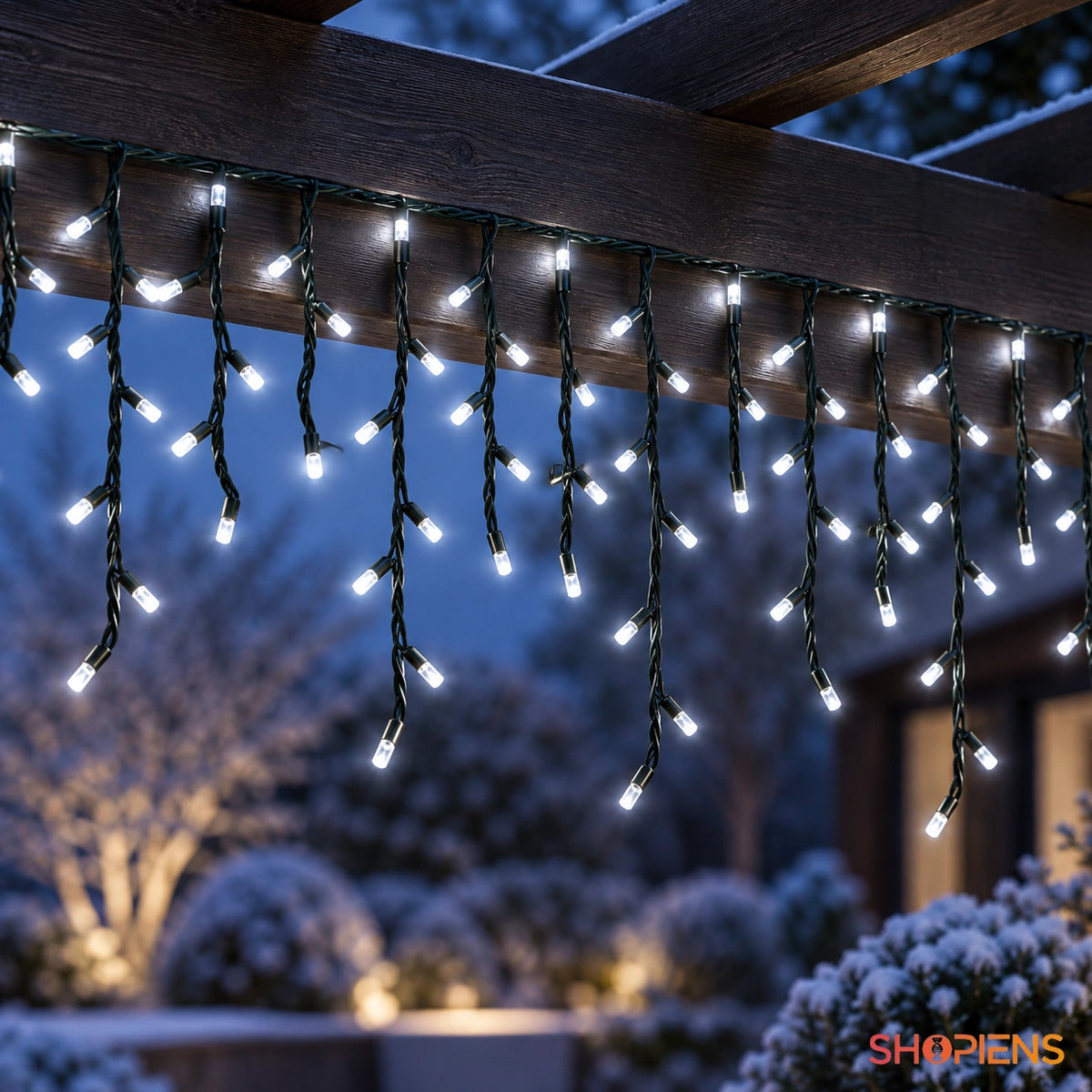 Perdea cu 200 LED-uri alb rece și cablu verde, sub o pergolă din lemn | Shopiens®