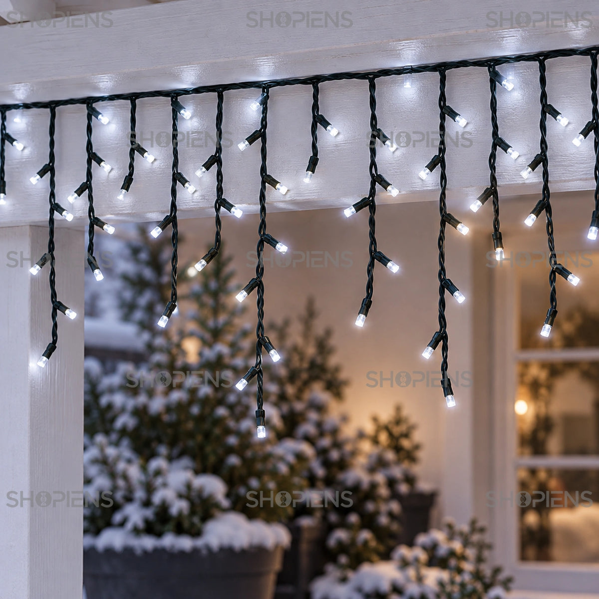 Perdea cu 200 LED-uri alb rece și cablu verde, pe o verandă albă | Shopiens®