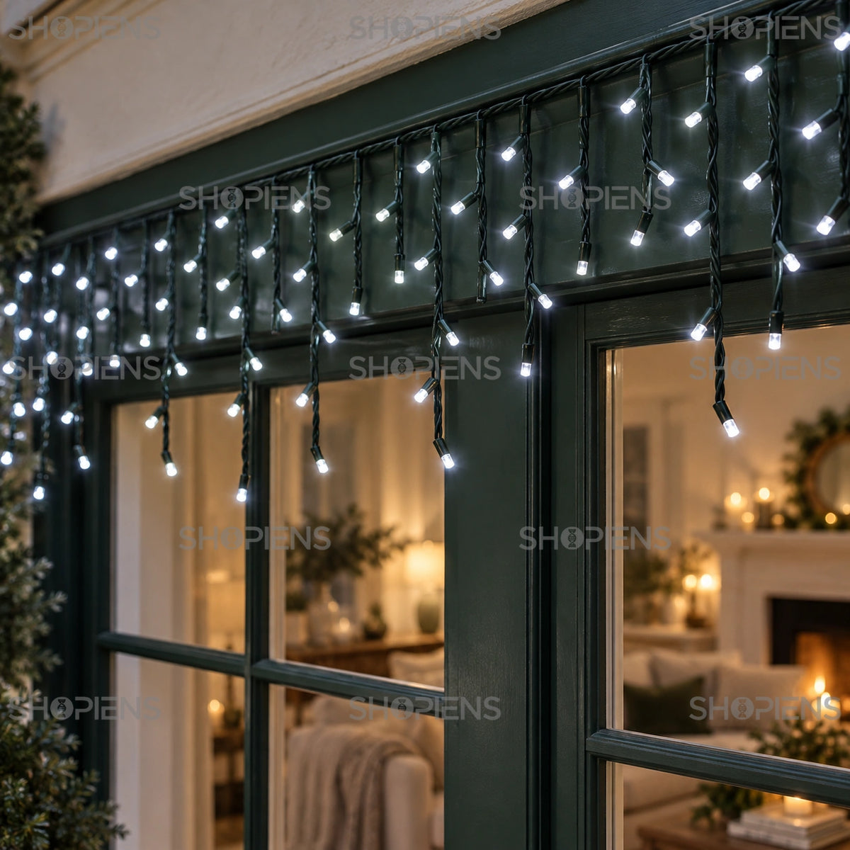 Perdea cu 200 LED-uri alb rece și cablu verde, la o fereastră verde | Shopiens®