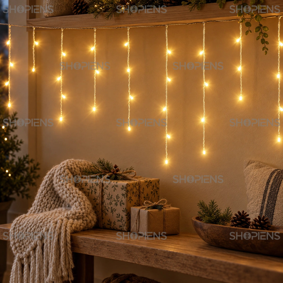 Perdea cu 200 LED-uri alb extra cald și cablu transparent, într-un hol cu bancă din lemn | Shopiens®