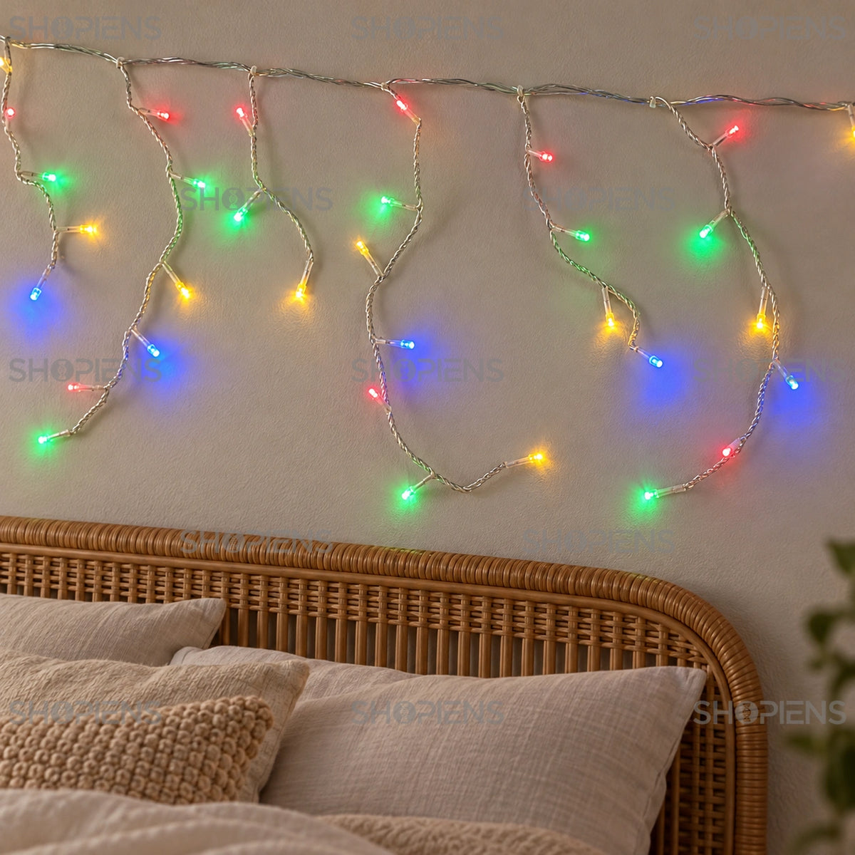Perdea cu 200 LED-uri multicolore și cablu transparent, deasupra unui pat cu tăblie din ratan | Shopiens®