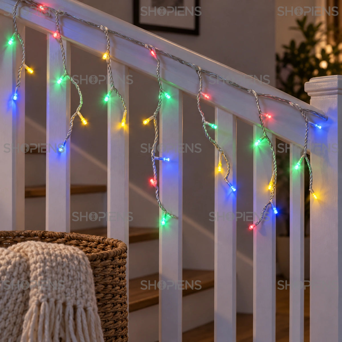 Perdea cu 200 LED-uri multicolore și cablu transparent, pe balustrada unei scări interioare | Shopiens®