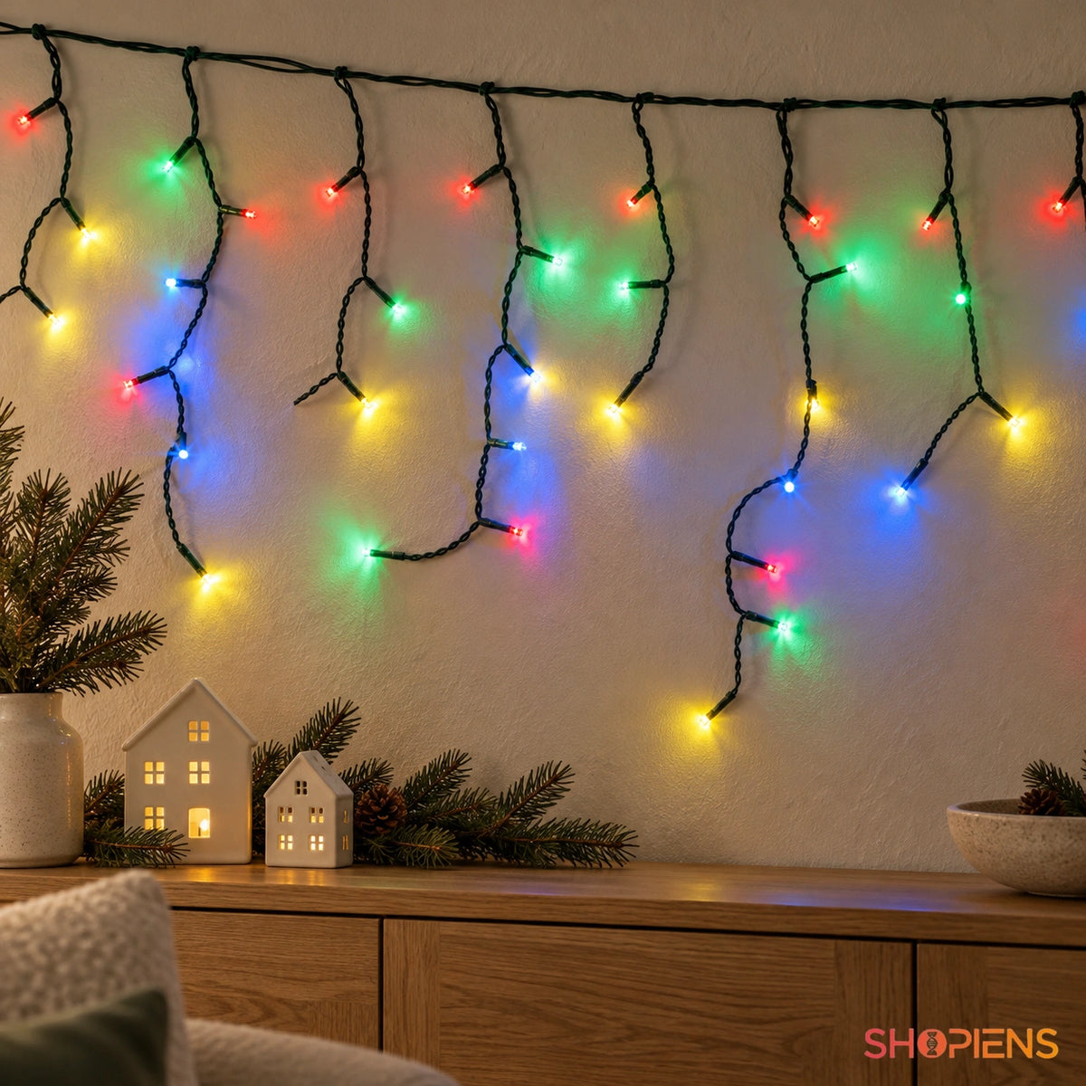 Perdea cu 200 LED-uri multicolore și cablu verde, deasupra unei console din living | Shopiens®