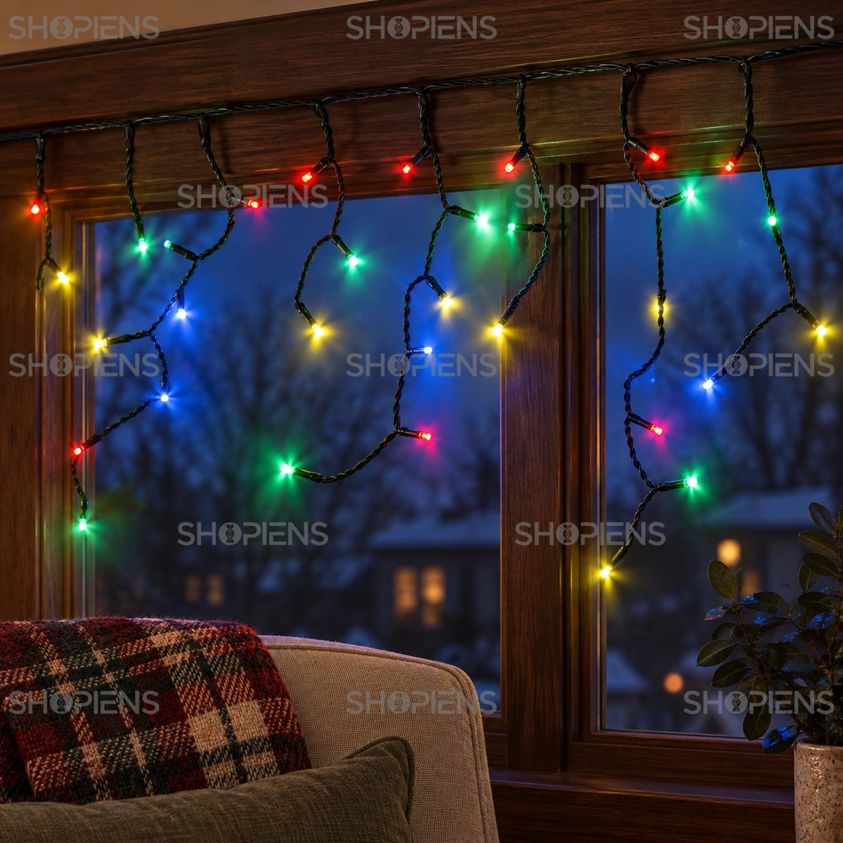 Perdea cu 200 LED-uri multicolore și cablu verde, la o fereastră din lemn | Shopiens®