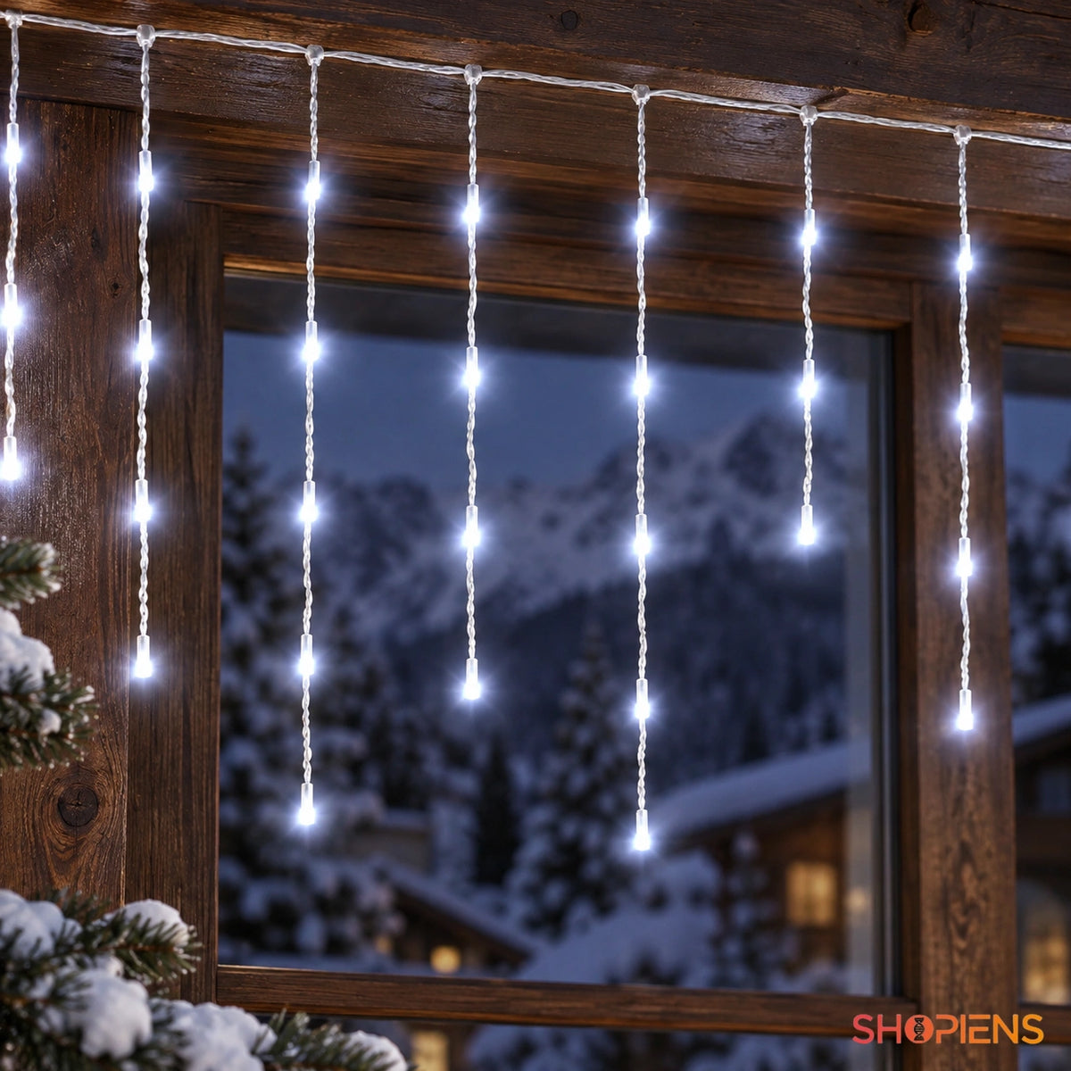 Perdea cu 400 LED-uri alb rece și cablu transparent, la fereastra unei cabane | Shopiens®