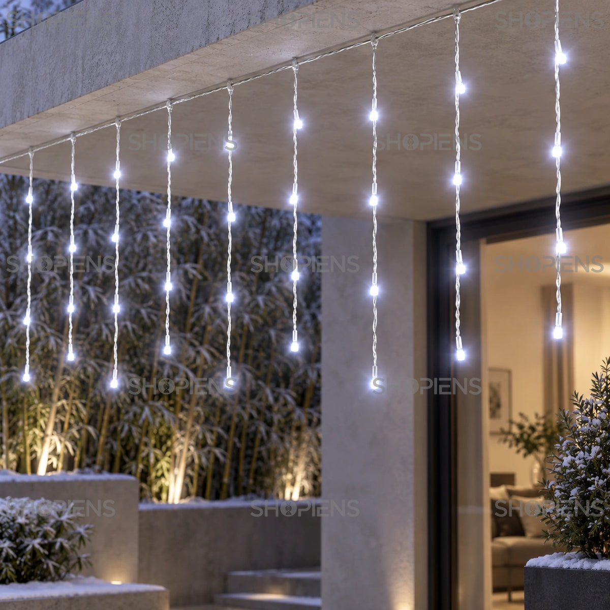 Perdea cu 400 LED-uri alb rece și cablu transparent, pe o terasă modernă | Shopiens®