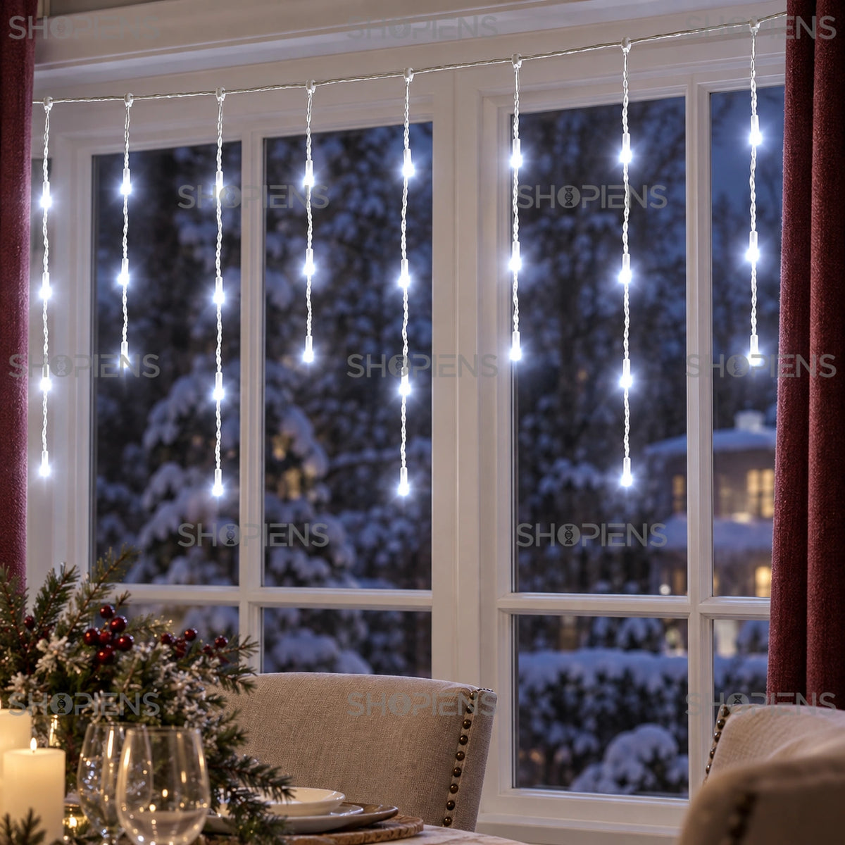 Perdea cu 400 LED-uri alb rece și cablu transparent, la o fereastră cu perdele bordo | Shopiens®