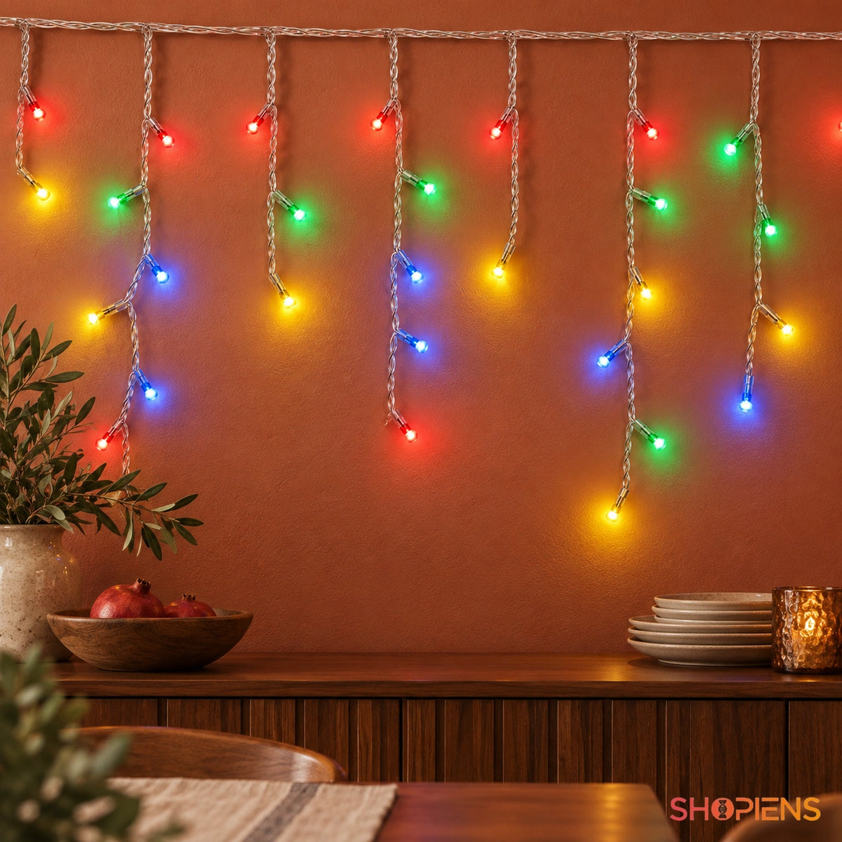 Perdea cu 480 LED-uri multicolore și cablu transparent, deasupra unui bufet din lemn | Shopiens®